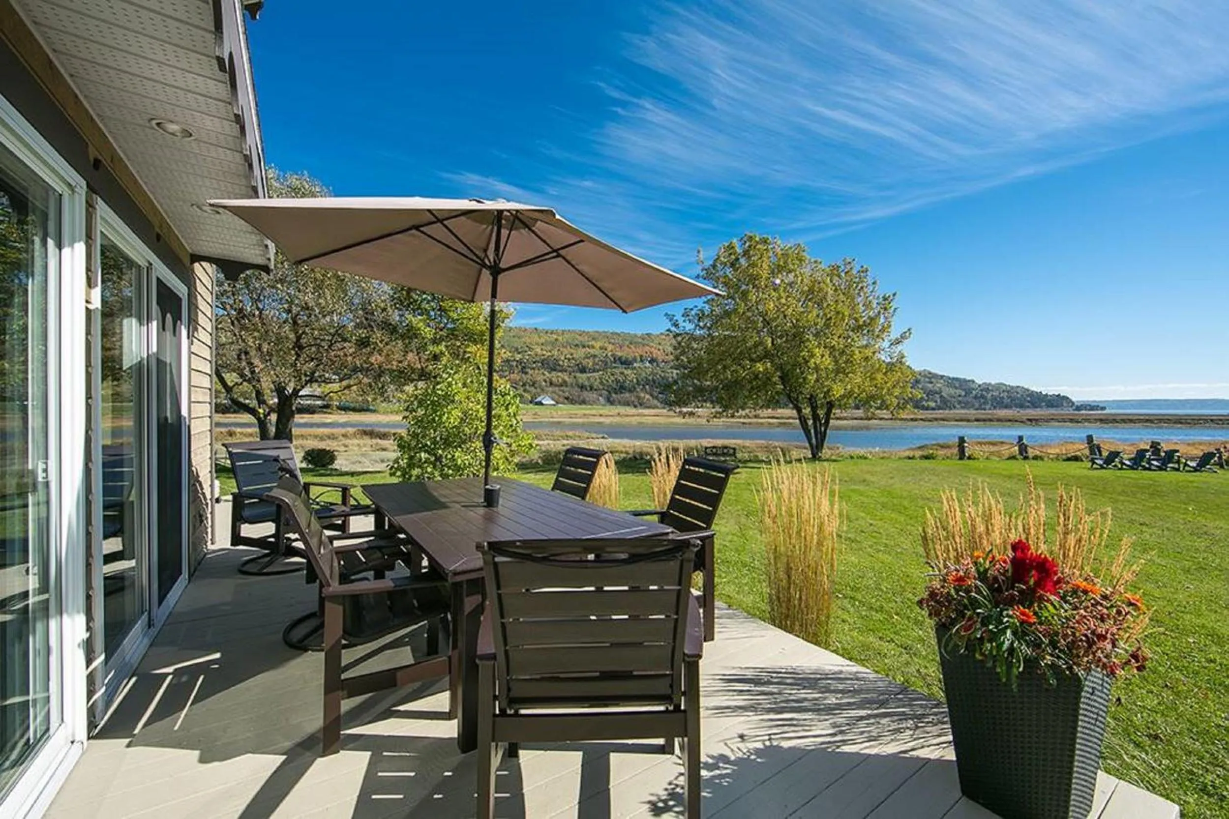 Patio in 227 - En bordure de la rivière du Gouffre - Les Immeubles Charlevoix