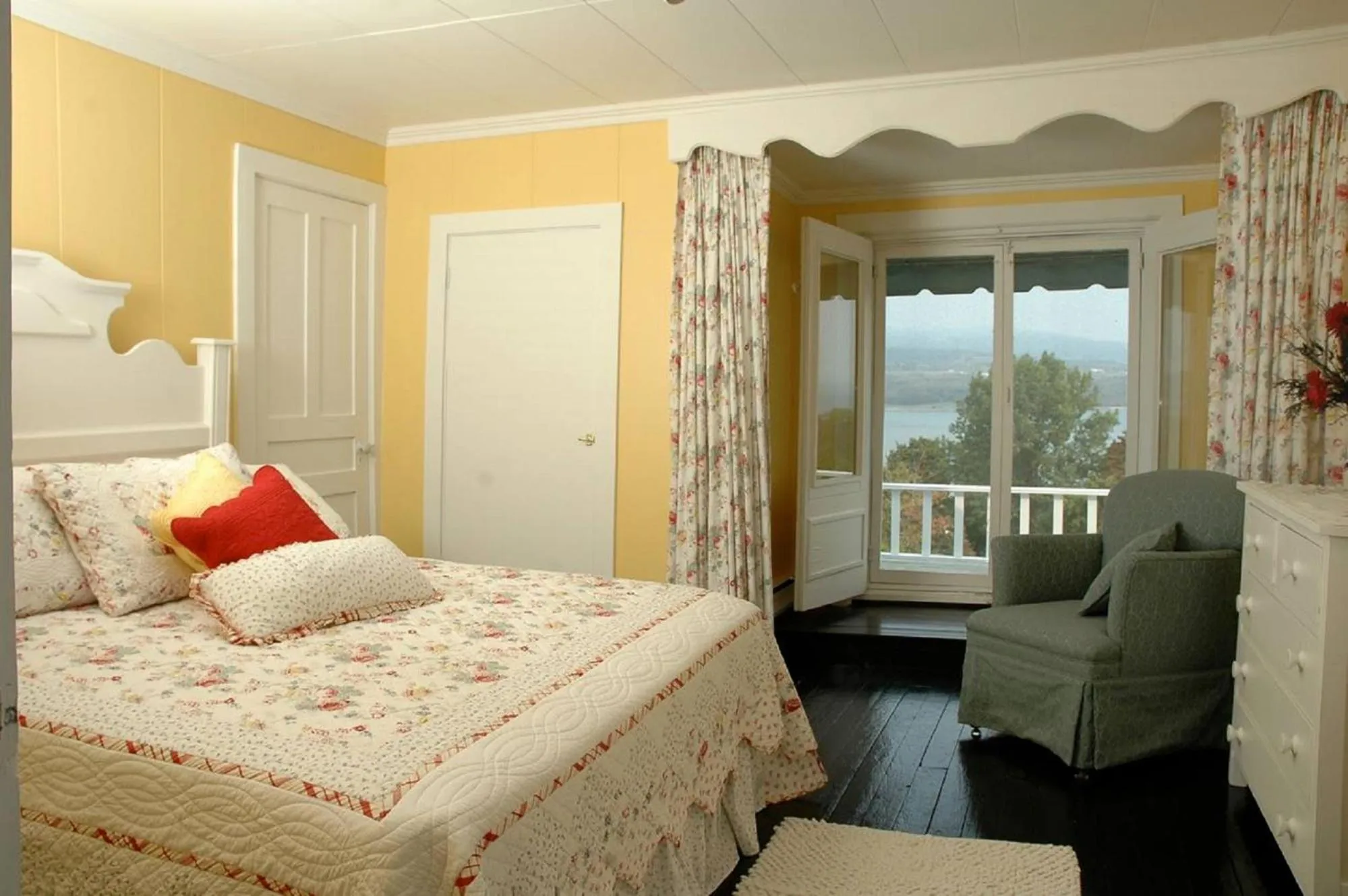 Bedroom, Bed in 241 - La Côte Fleurie - Les Immeubles Charlevoix