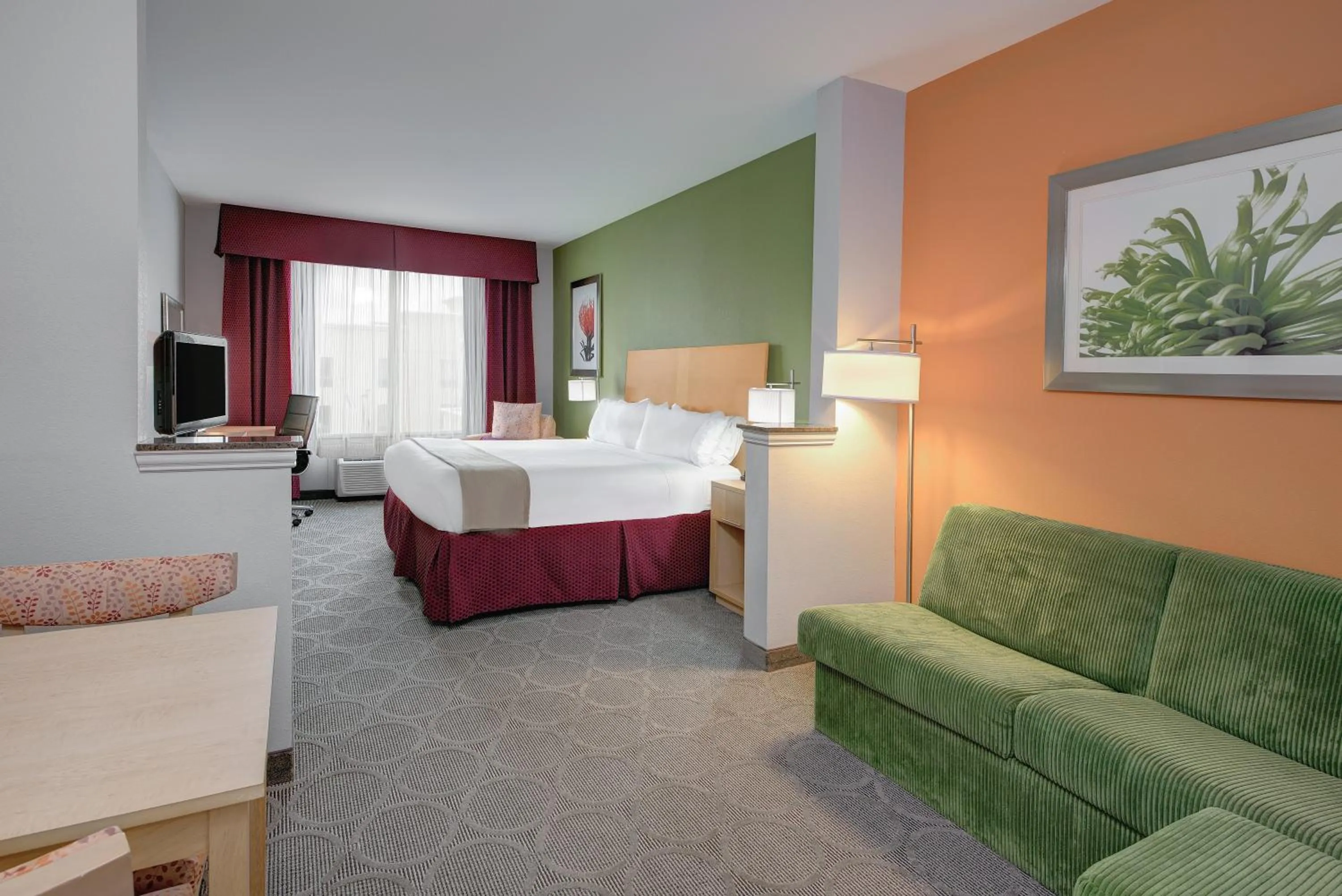 Photo of the whole room, Bed in Holiday Inn Express Hotel & Suites Clute-Lake Jackson by IHG