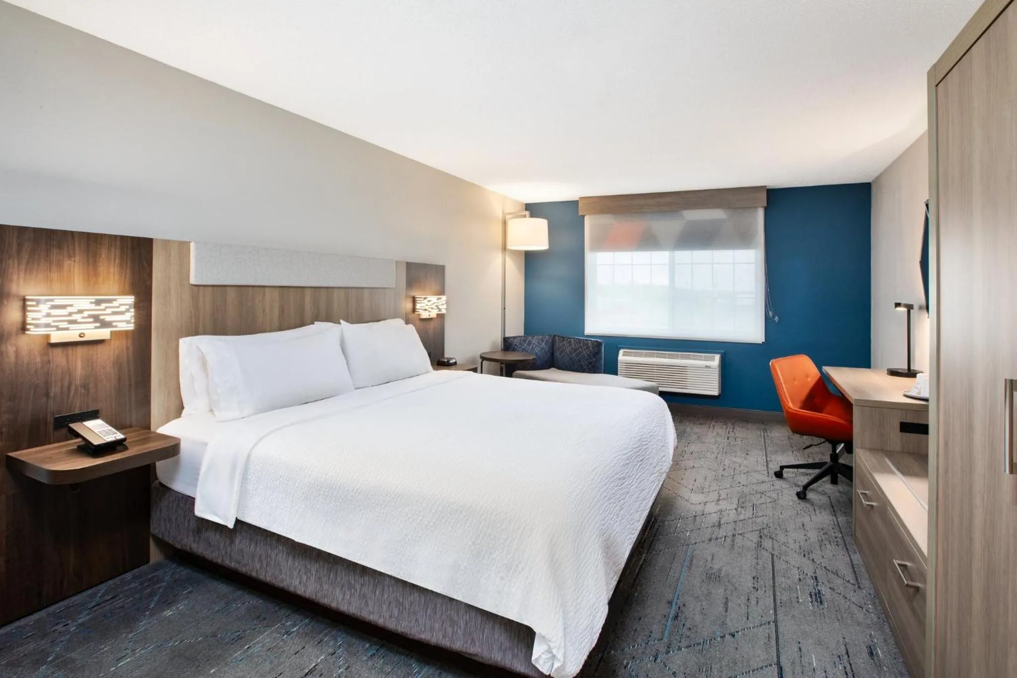 Photo of the whole room, Bed in Holiday Inn Express Hotel & Suites Defiance by IHG