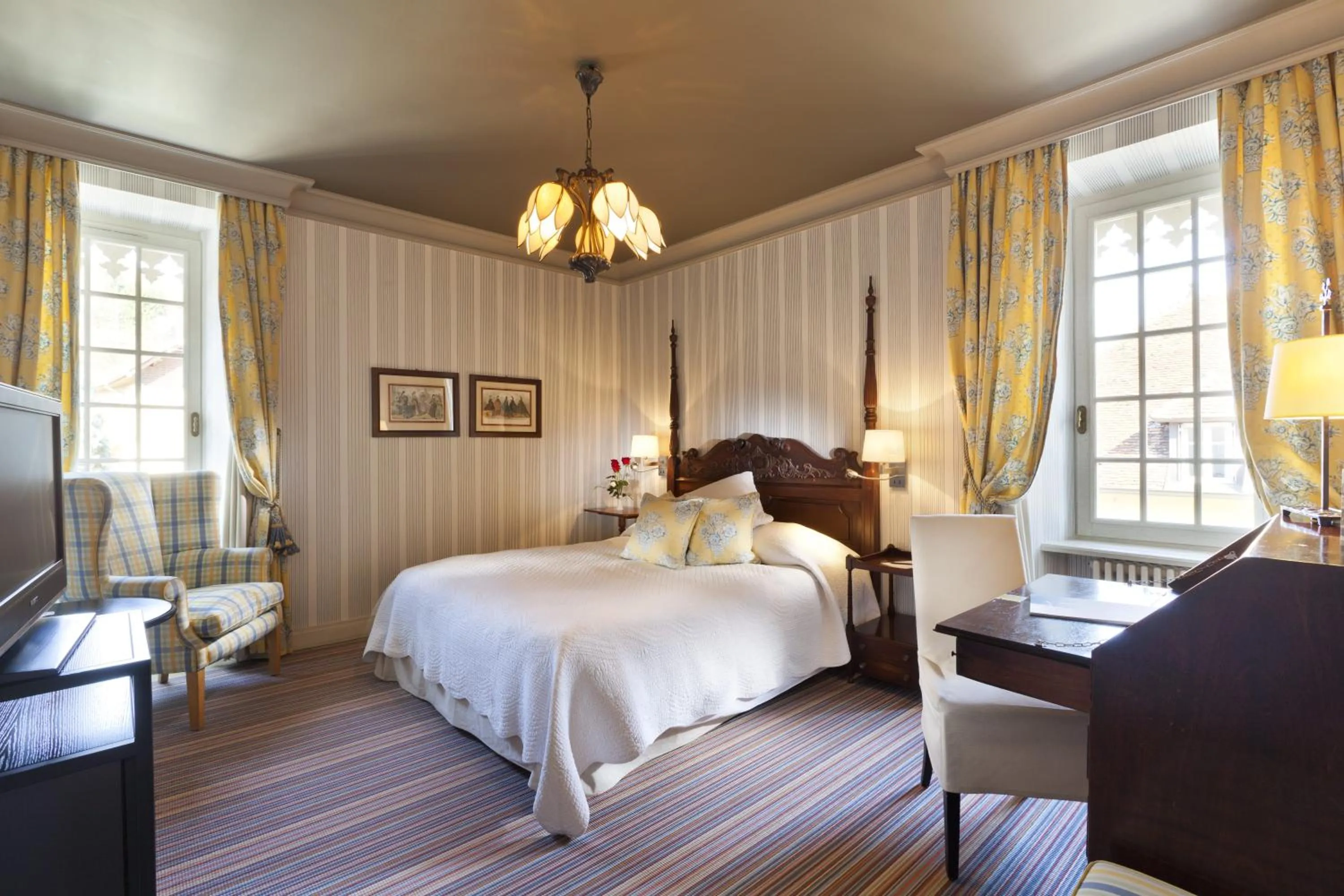 Photo of the whole room, Bed in Chateau De Germigney