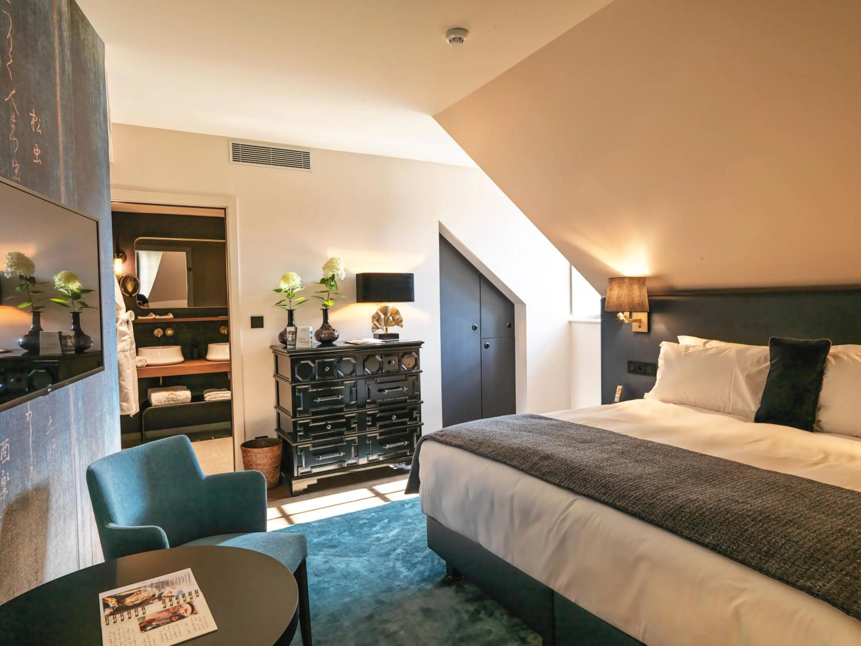 Photo of the whole room, Bed in Chateau De Germigney