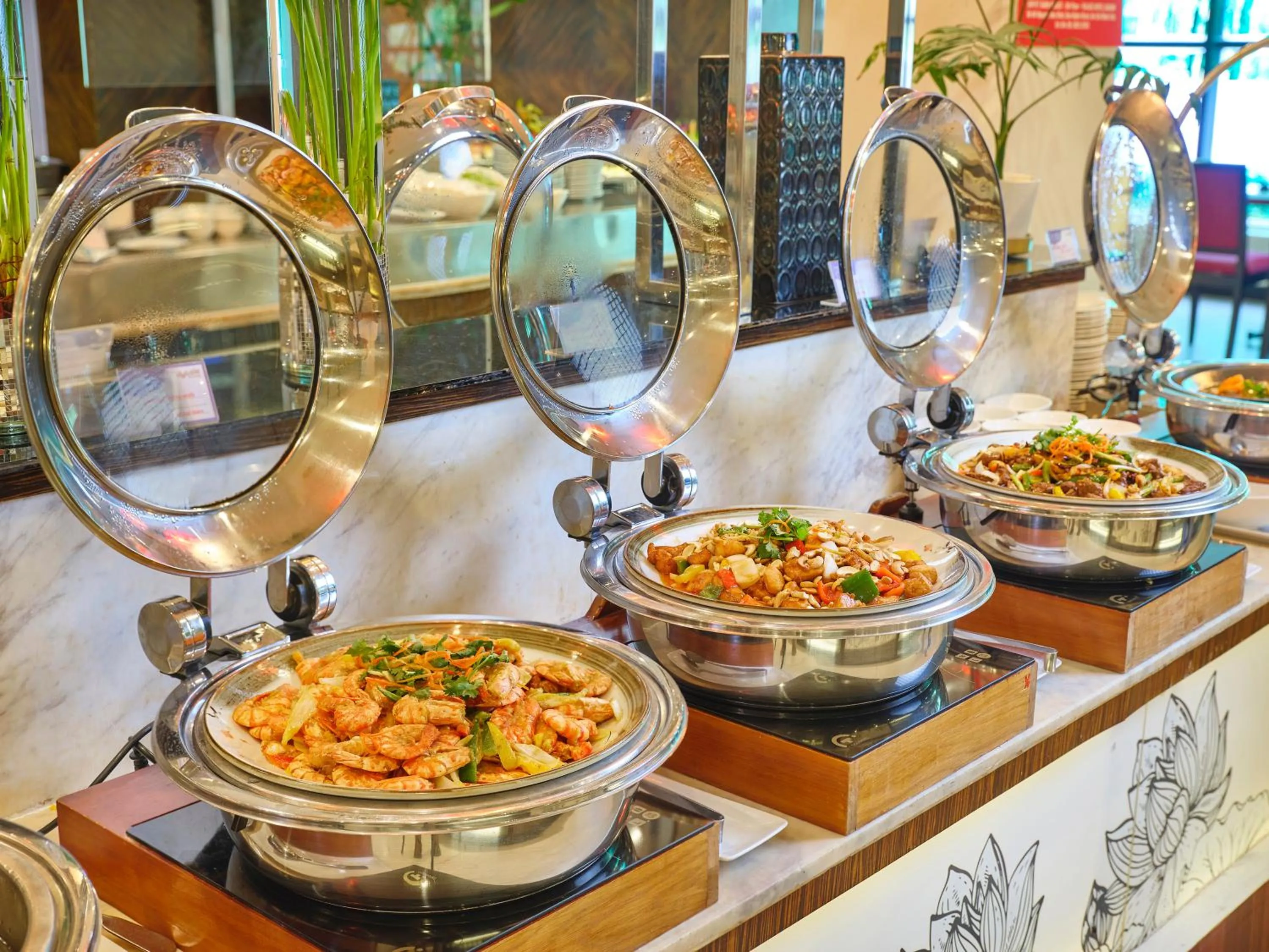 Food and drinks in Palace Hotel Saigon