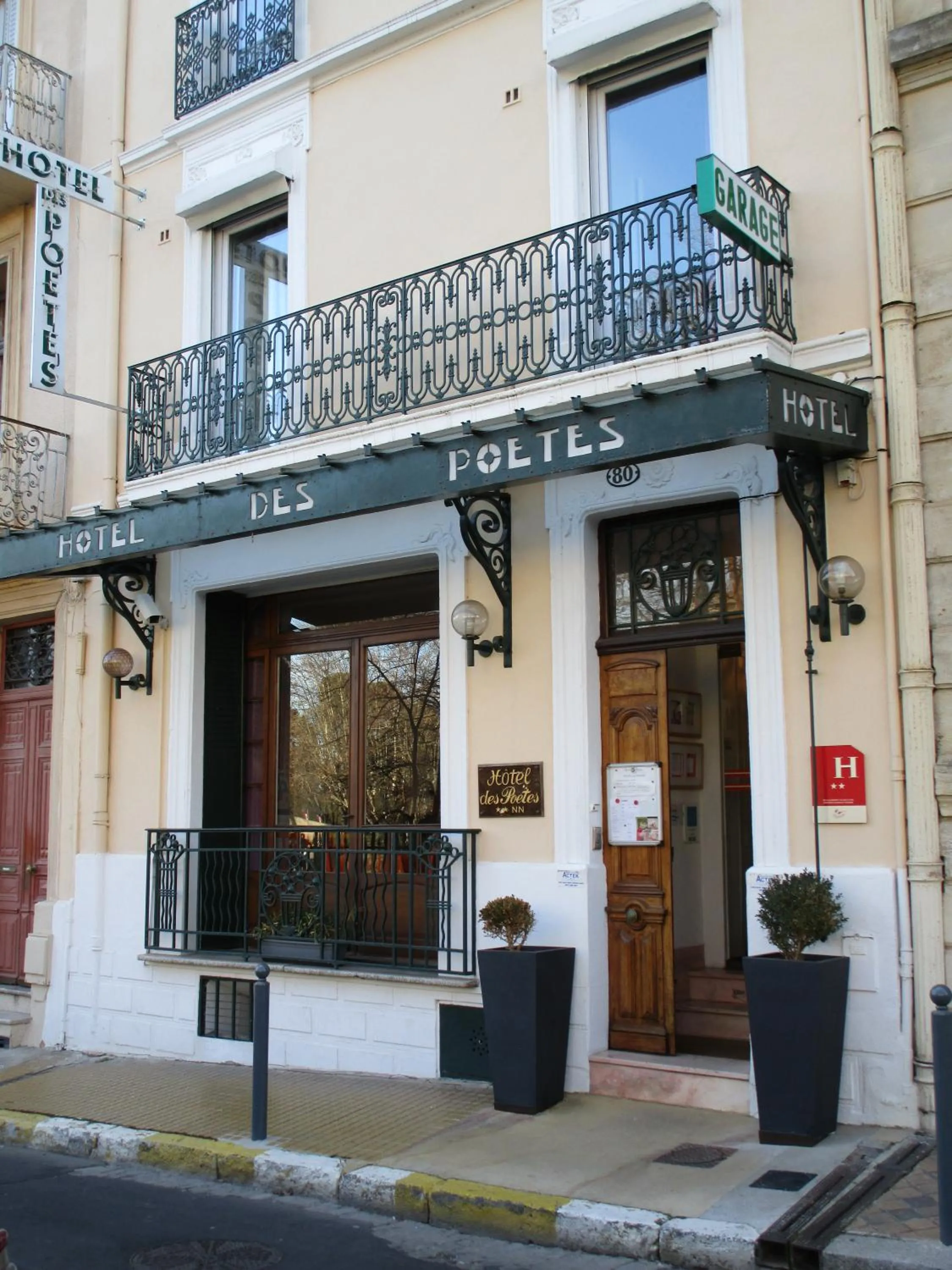 Facade/entrance in Hôtel Des Poètes avec parking sur réservation