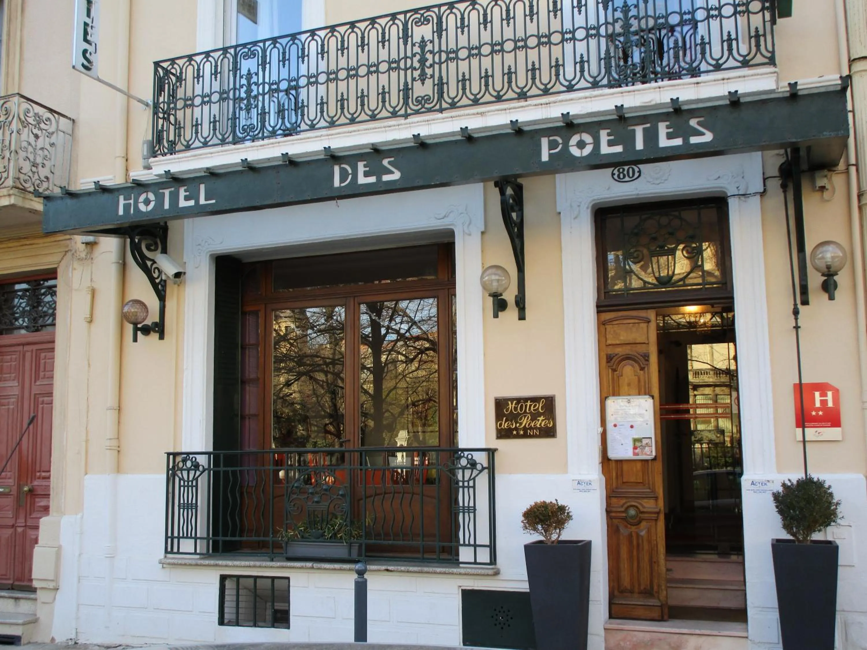 Facade/entrance in Hôtel Des Poètes avec parking sur réservation
