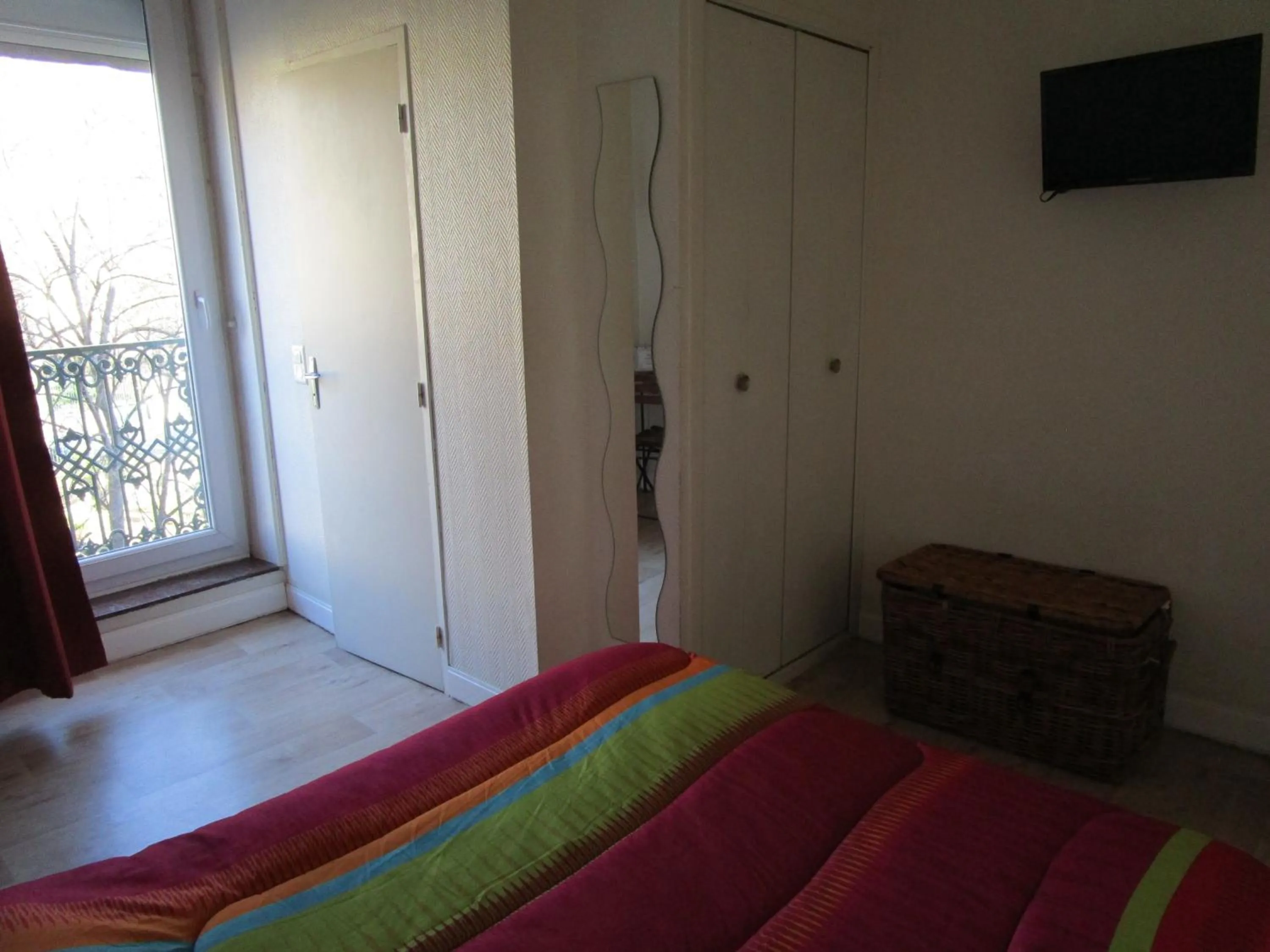 Bedroom, Bed in Hôtel Des Poètes avec parking sur réservation