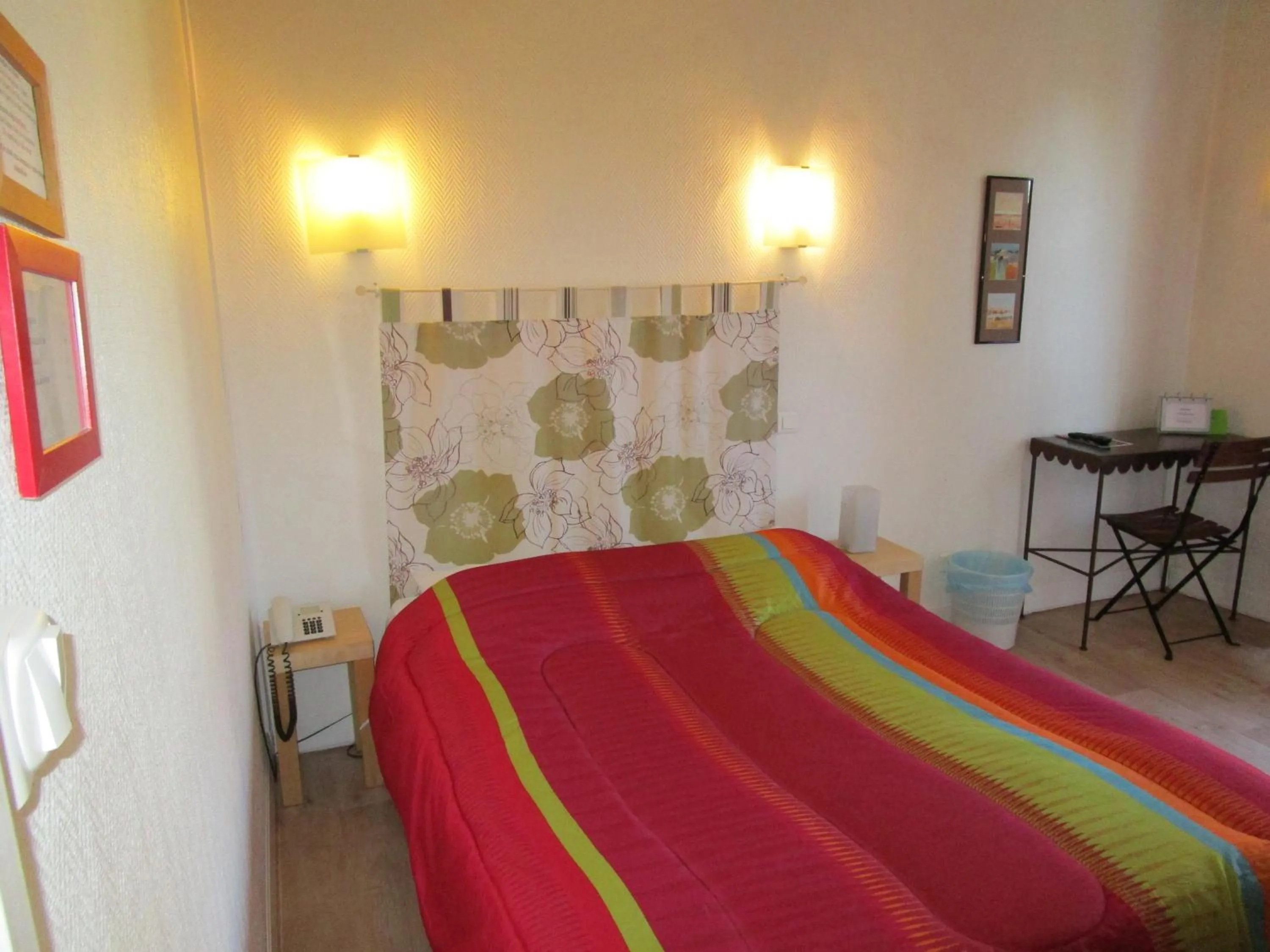 Bedroom, Bed in Hôtel Des Poètes avec parking sur réservation