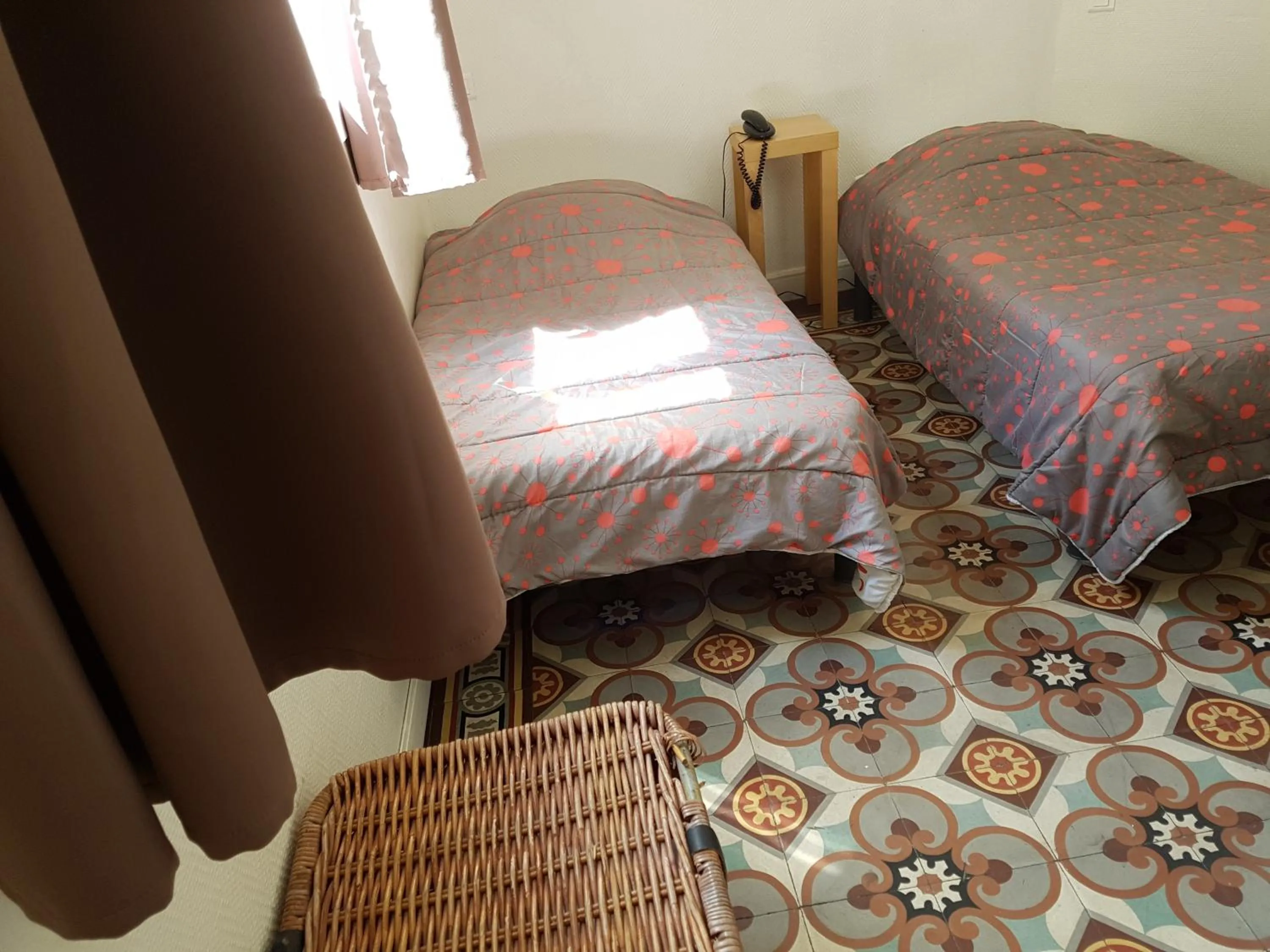 Bed in Hôtel Des Poètes avec parking sur réservation