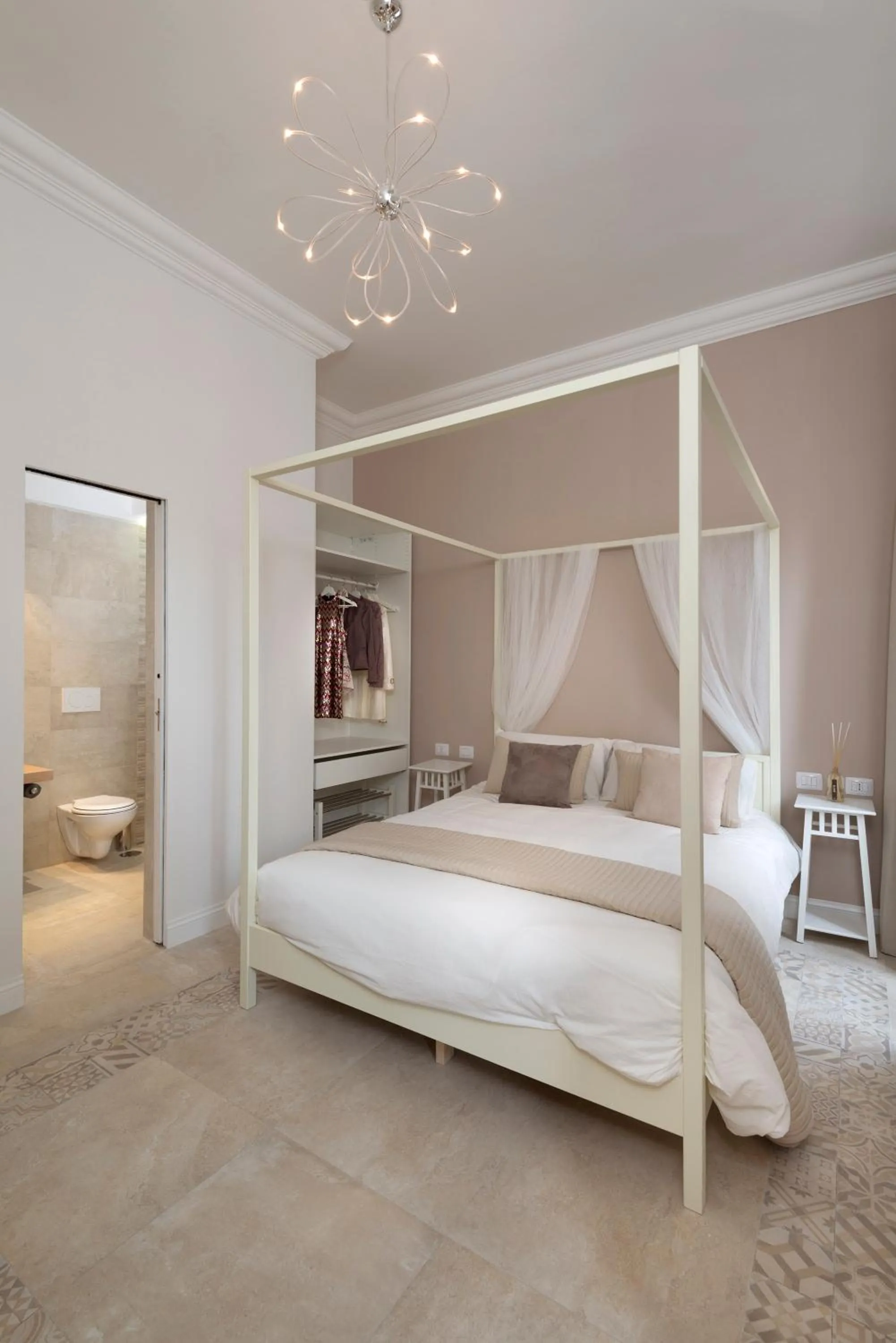 Photo of the whole room, Bed in Vaticanspace Rooms