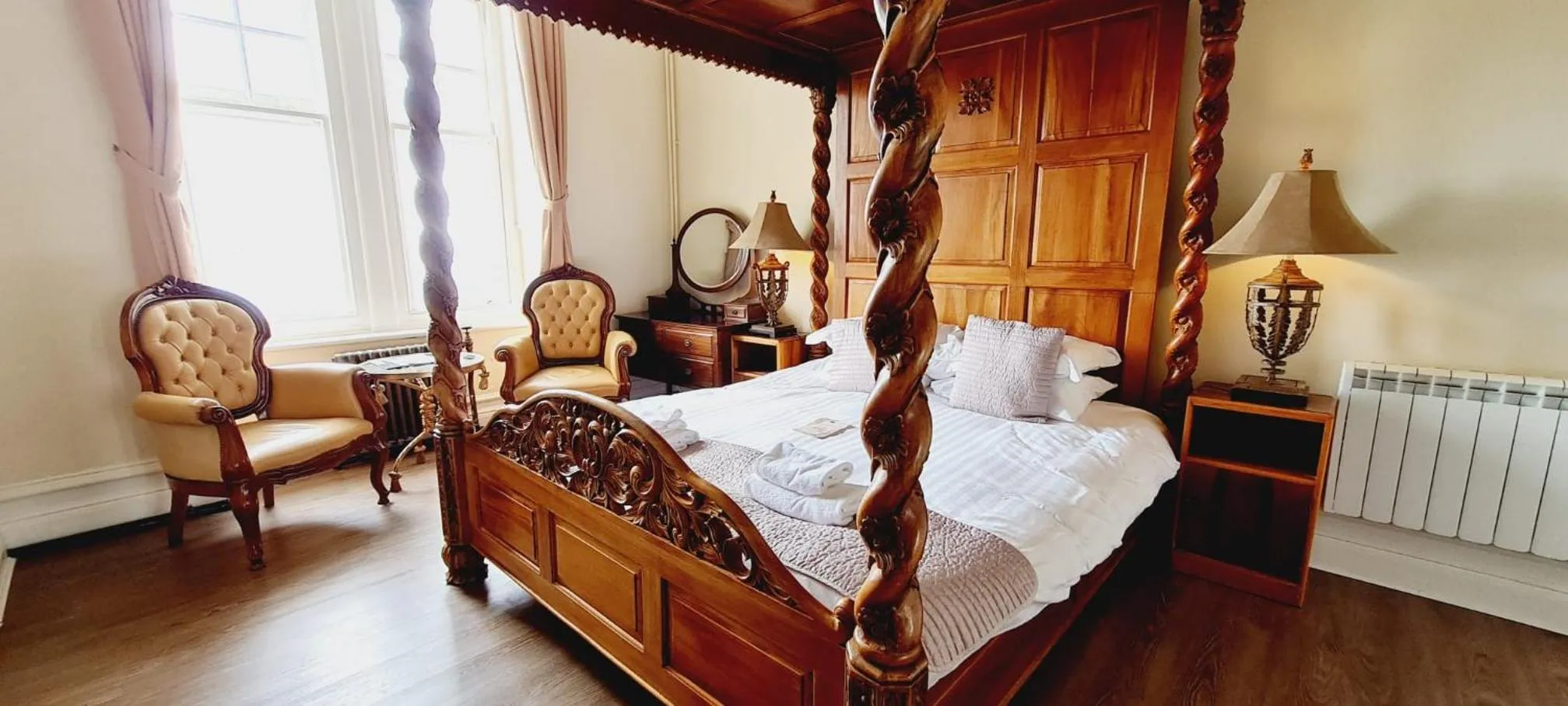 Bed in Camelot Castle Hotel