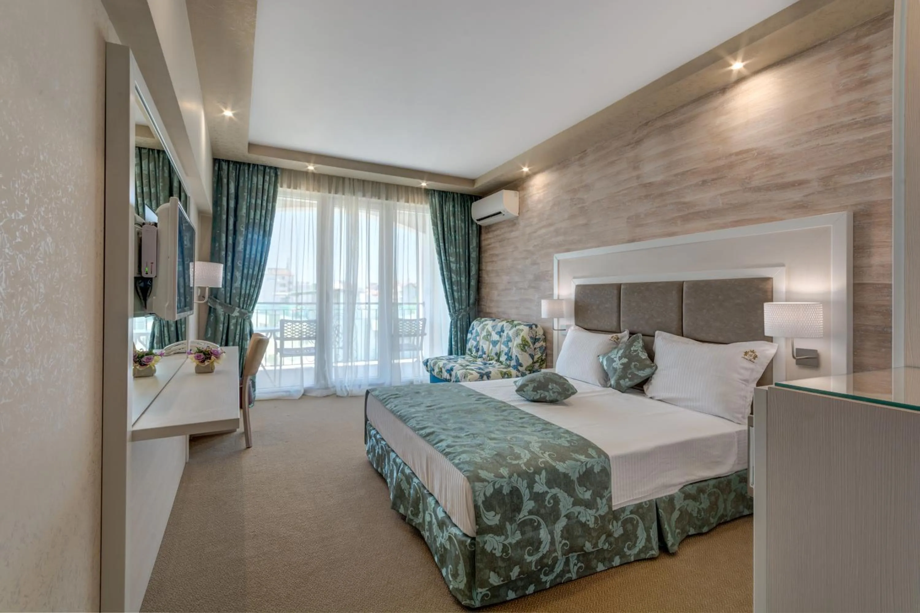 Photo of the whole room, Bed in Siena Palace