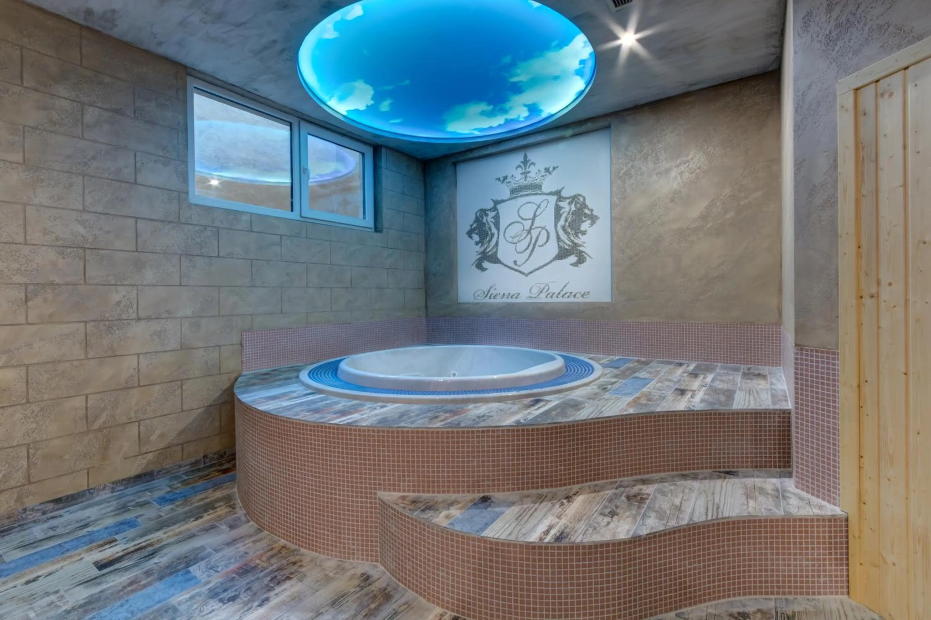 Hot Tub, Bed in Siena Palace