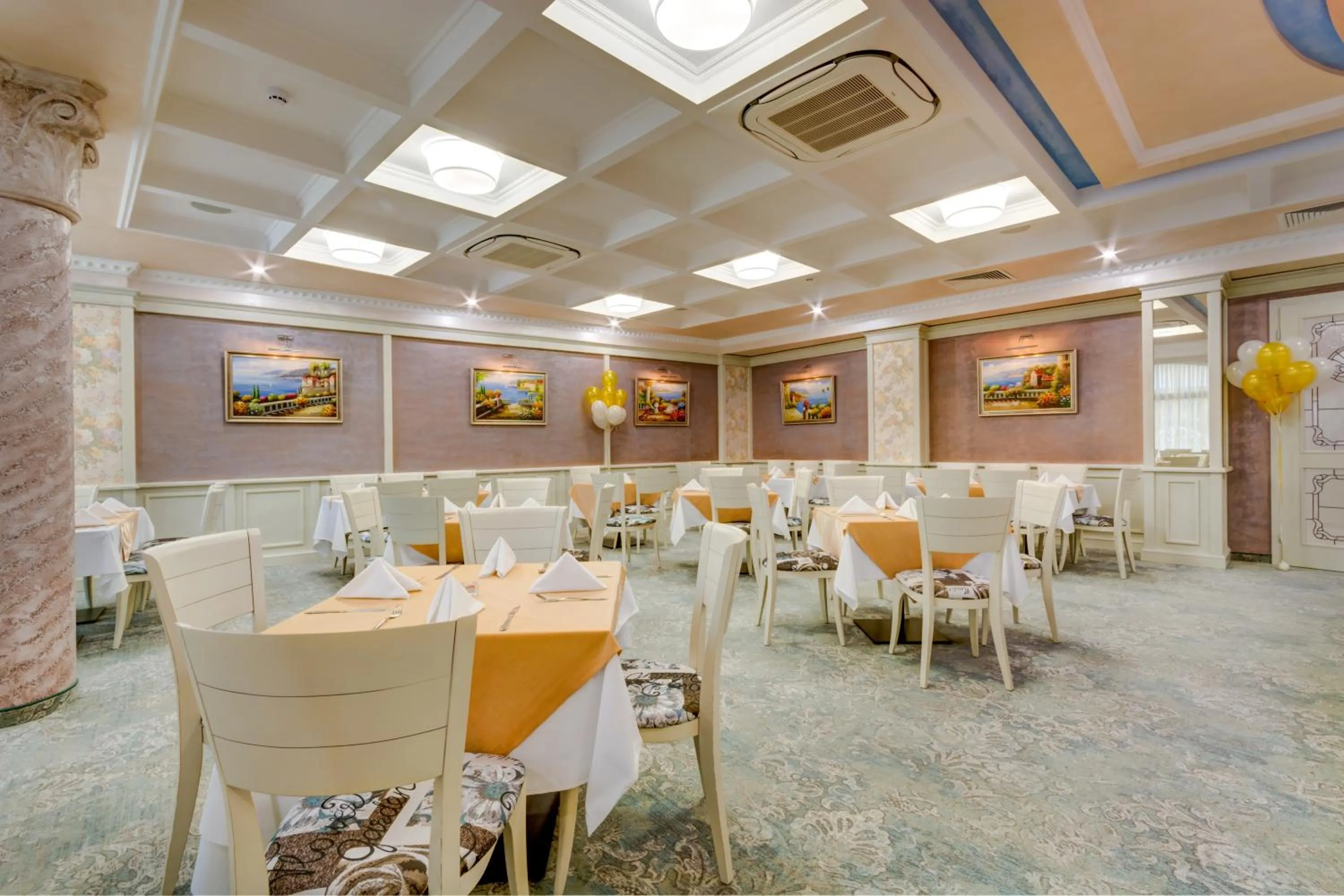 Restaurant/places to eat in Siena Palace