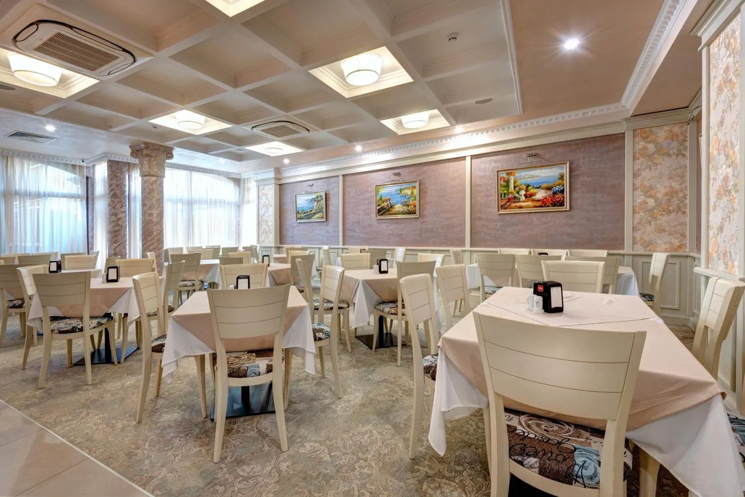 Restaurant/places to eat in Siena Palace