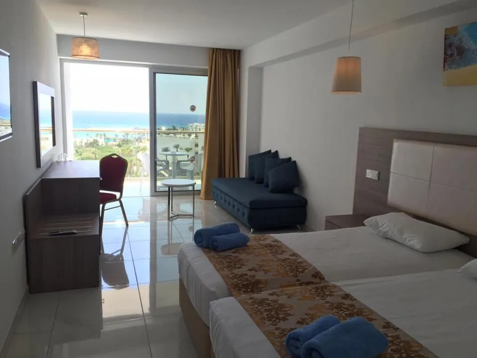 Photo of the whole room, Bed in Corfu Hotel