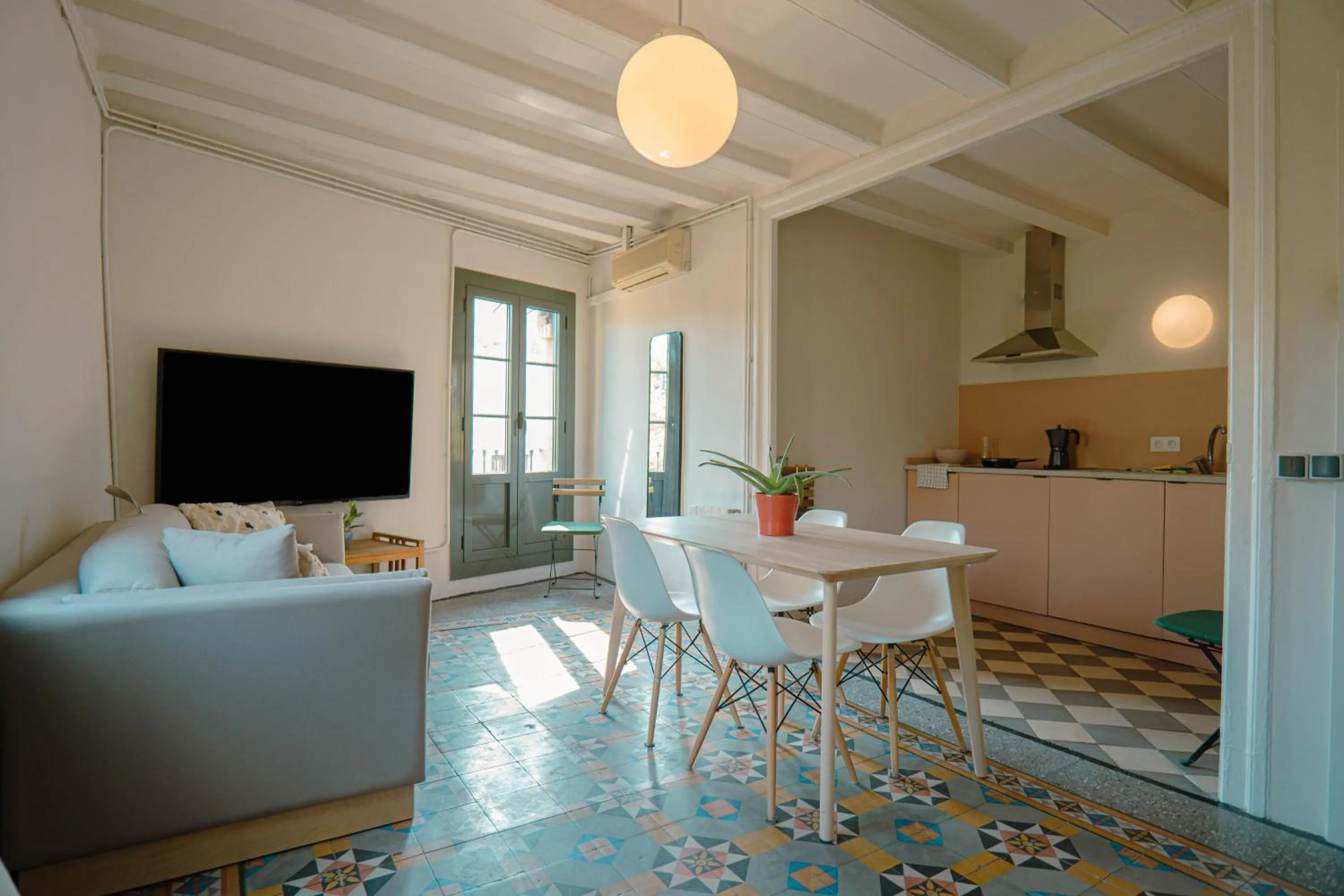 TV and multimedia in Smartr Barcelona Ramblas