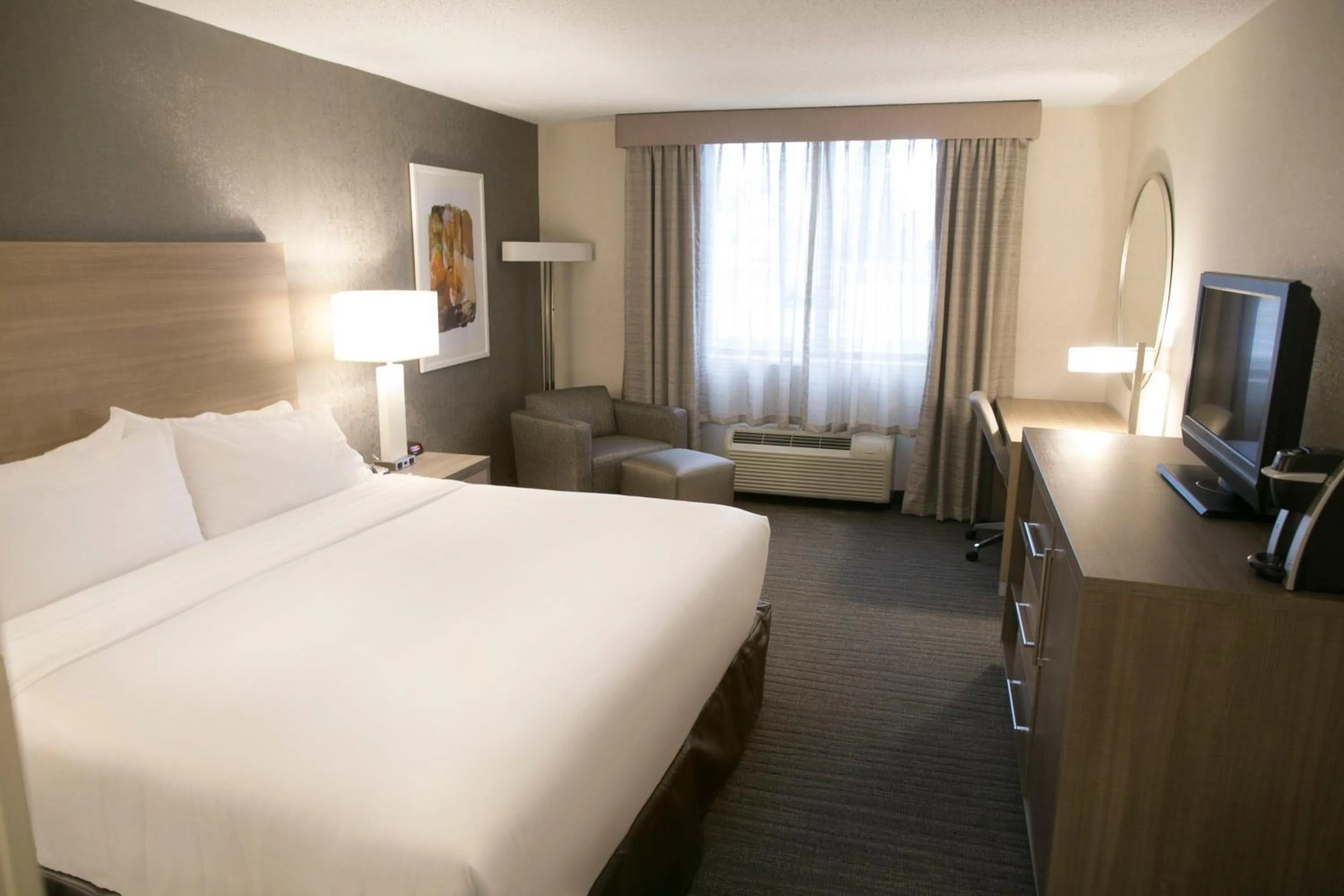 Photo of the whole room, Bed in Holiday Inn Fargo by IHG