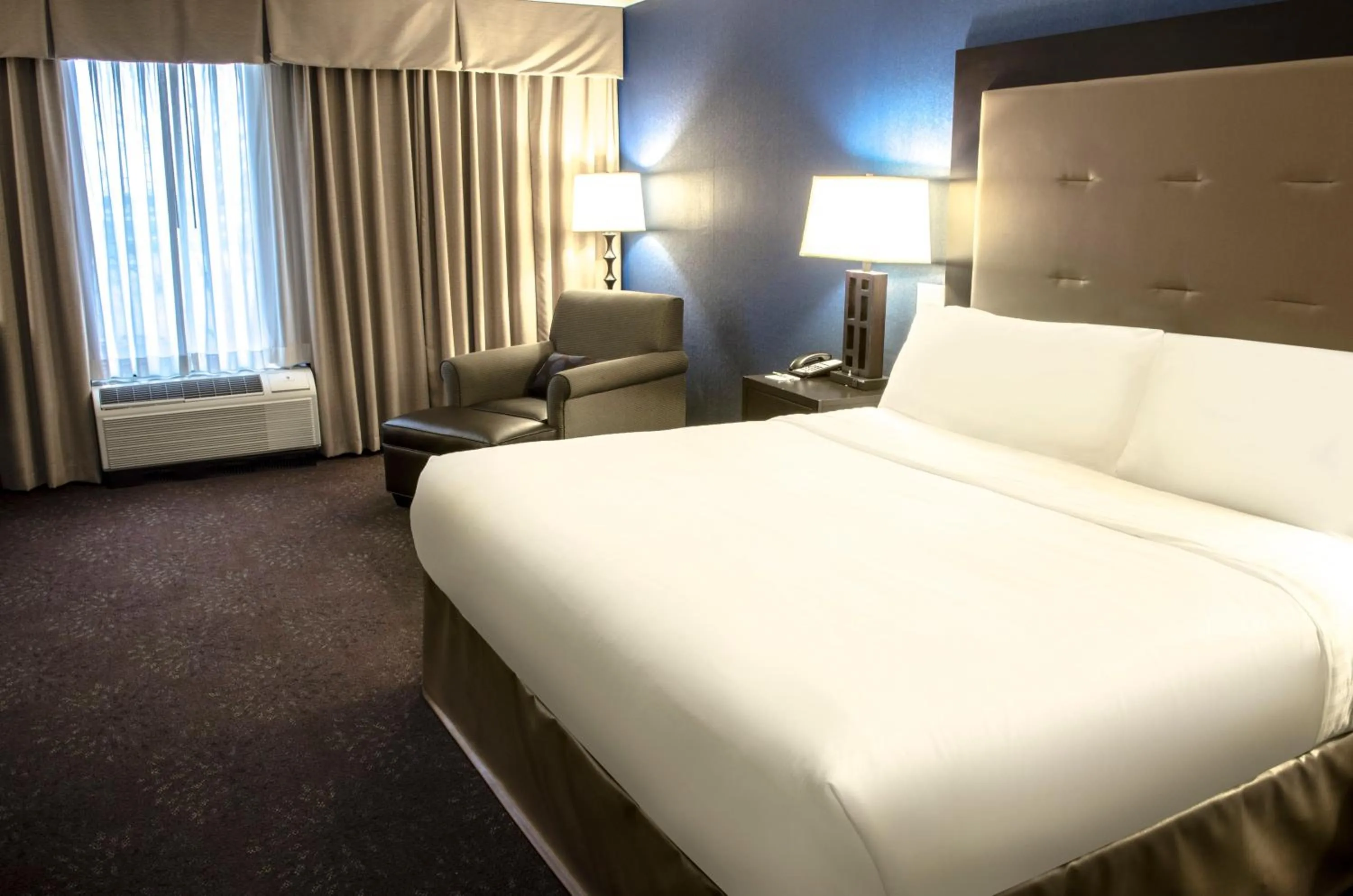 Photo of the whole room, Bed in Holiday Inn Fargo by IHG