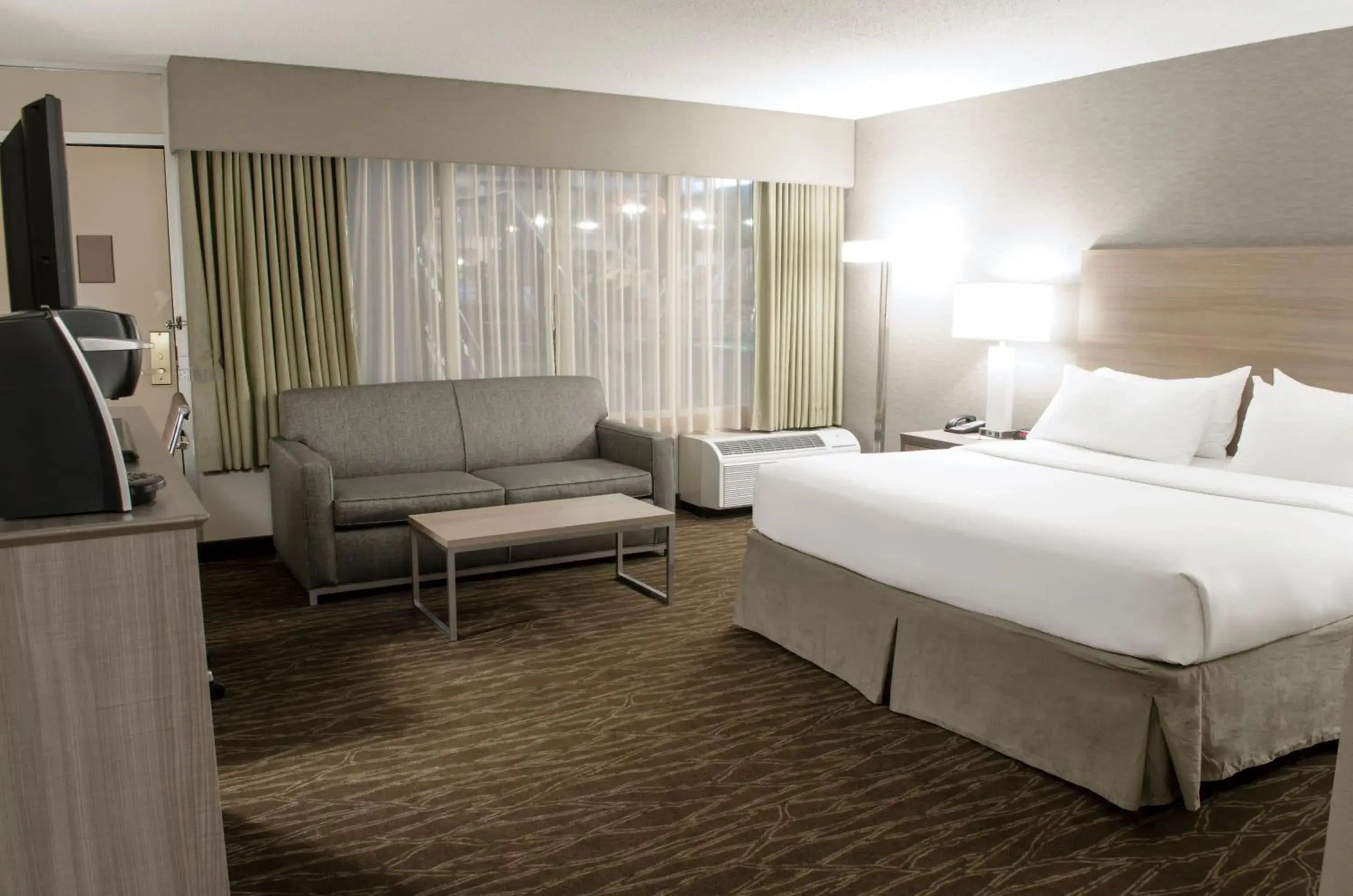 King Room - Mobility Access/Hearing Accessible in Holiday Inn Fargo by IHG King Room - Mobility Access/Hearing Accessible in Holiday Inn Fargo by IHG