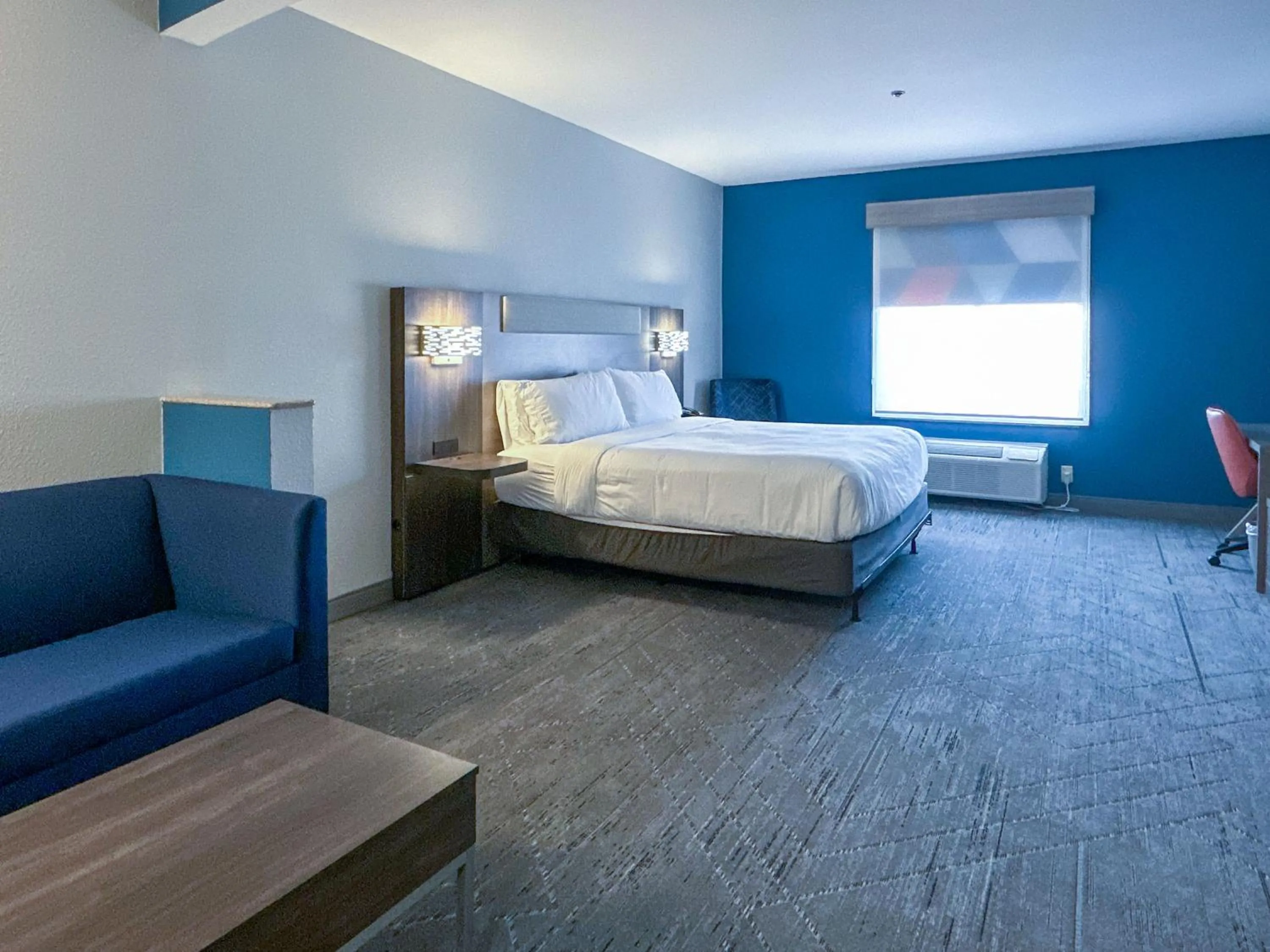 Photo of the whole room, Bed in Holiday Inn Express Hotel & Suites Ennis by IHG