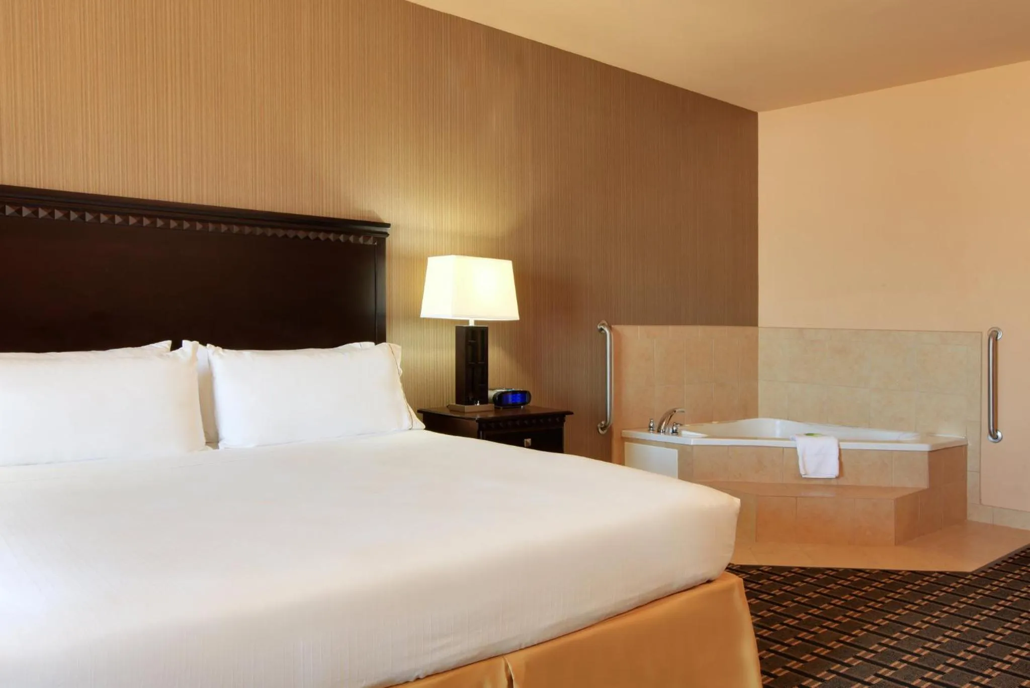 Photo of the whole room, Bed in Holiday Inn Express Hotel & Suites Ennis by IHG