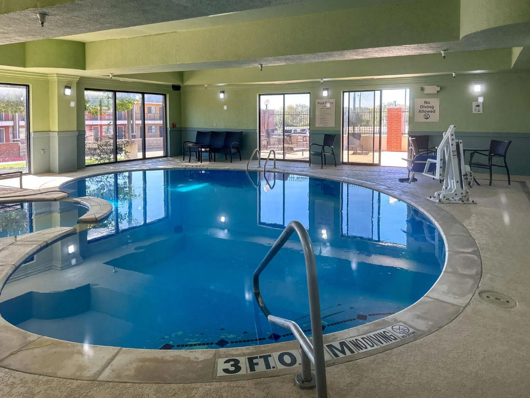 Swimming pool in Holiday Inn Express Hotel & Suites Ennis by IHG