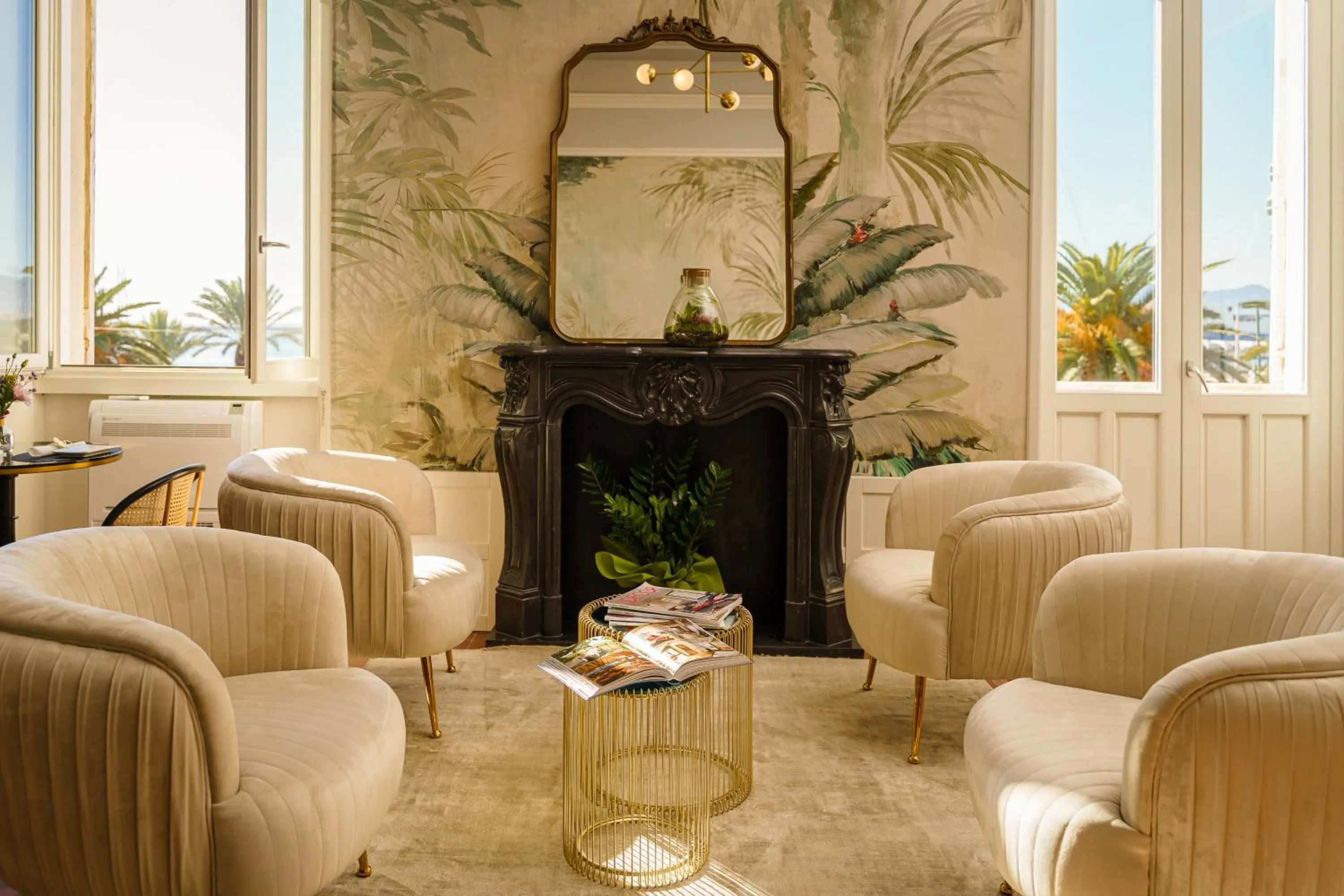 Communal lounge/ TV room in Birkin Porto 1870