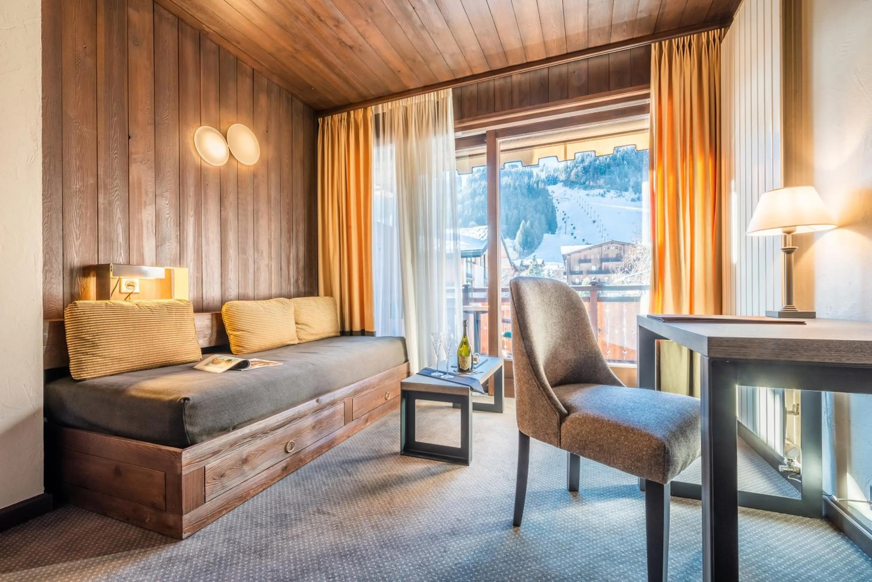 Seating area, Bed in Hotel Le Samoyede