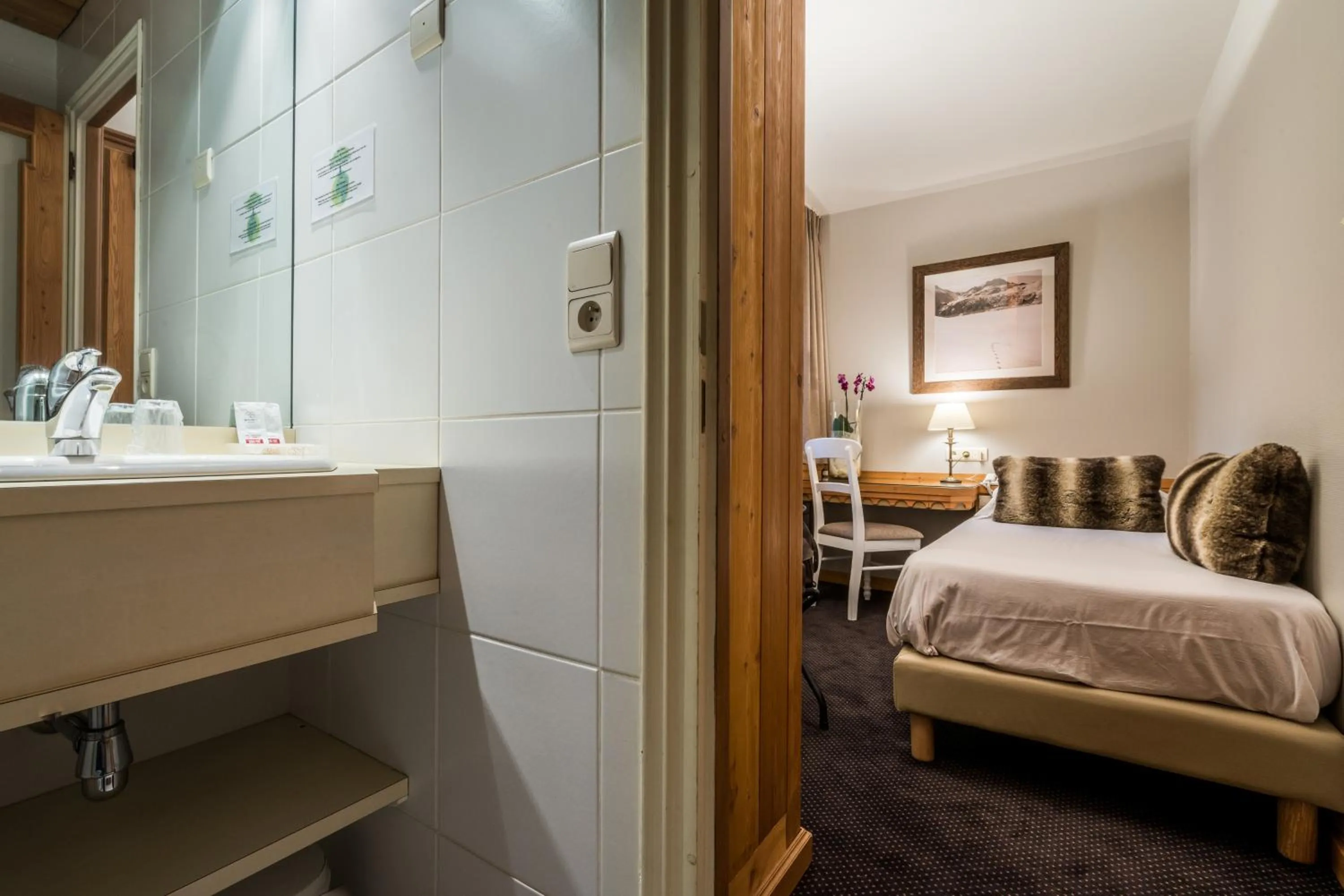 Photo of the whole room, Bed in Hotel Le Samoyede