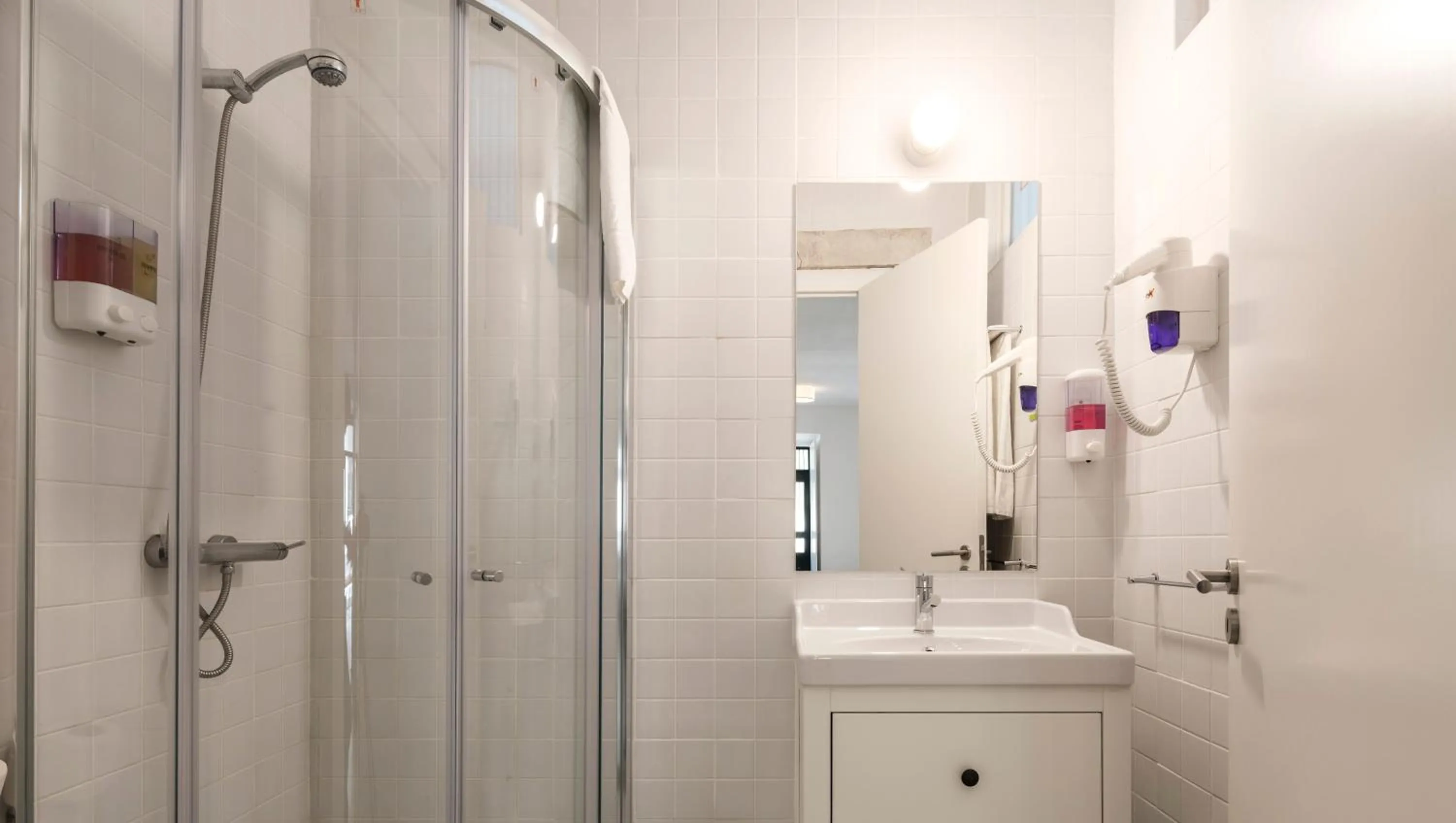 Toilet in Lisbon Serviced Apartments - Castelo S. Jorge