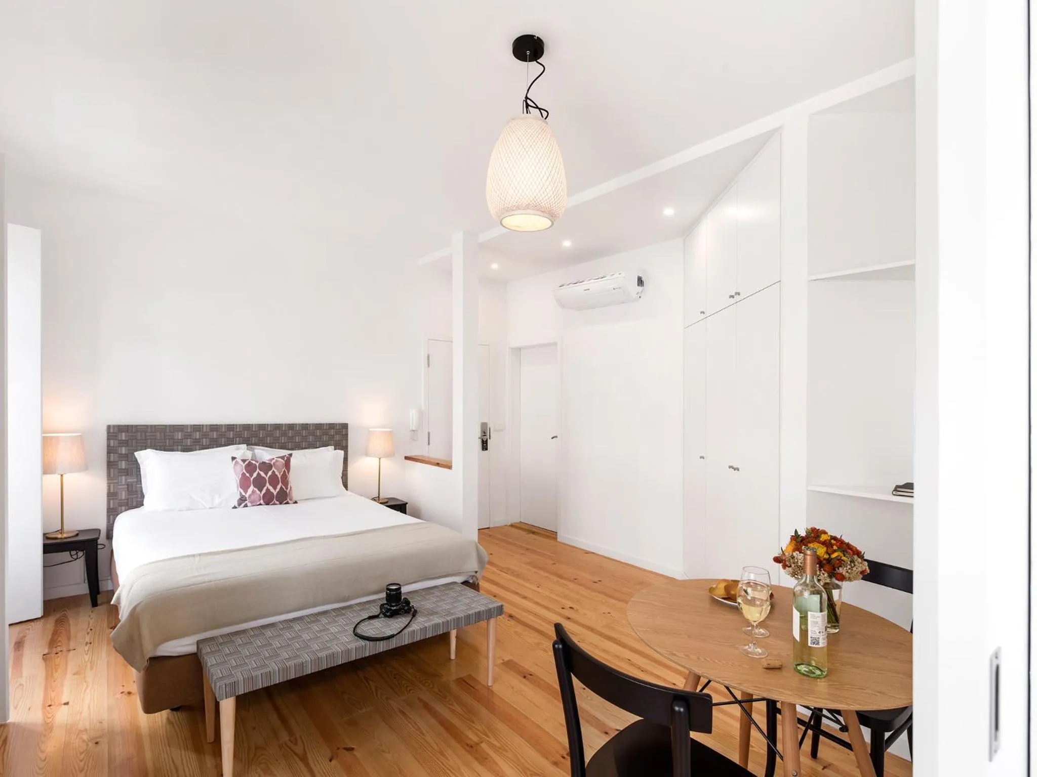 Dining area, Bed in Lisbon Serviced Apartments - Castelo S. Jorge