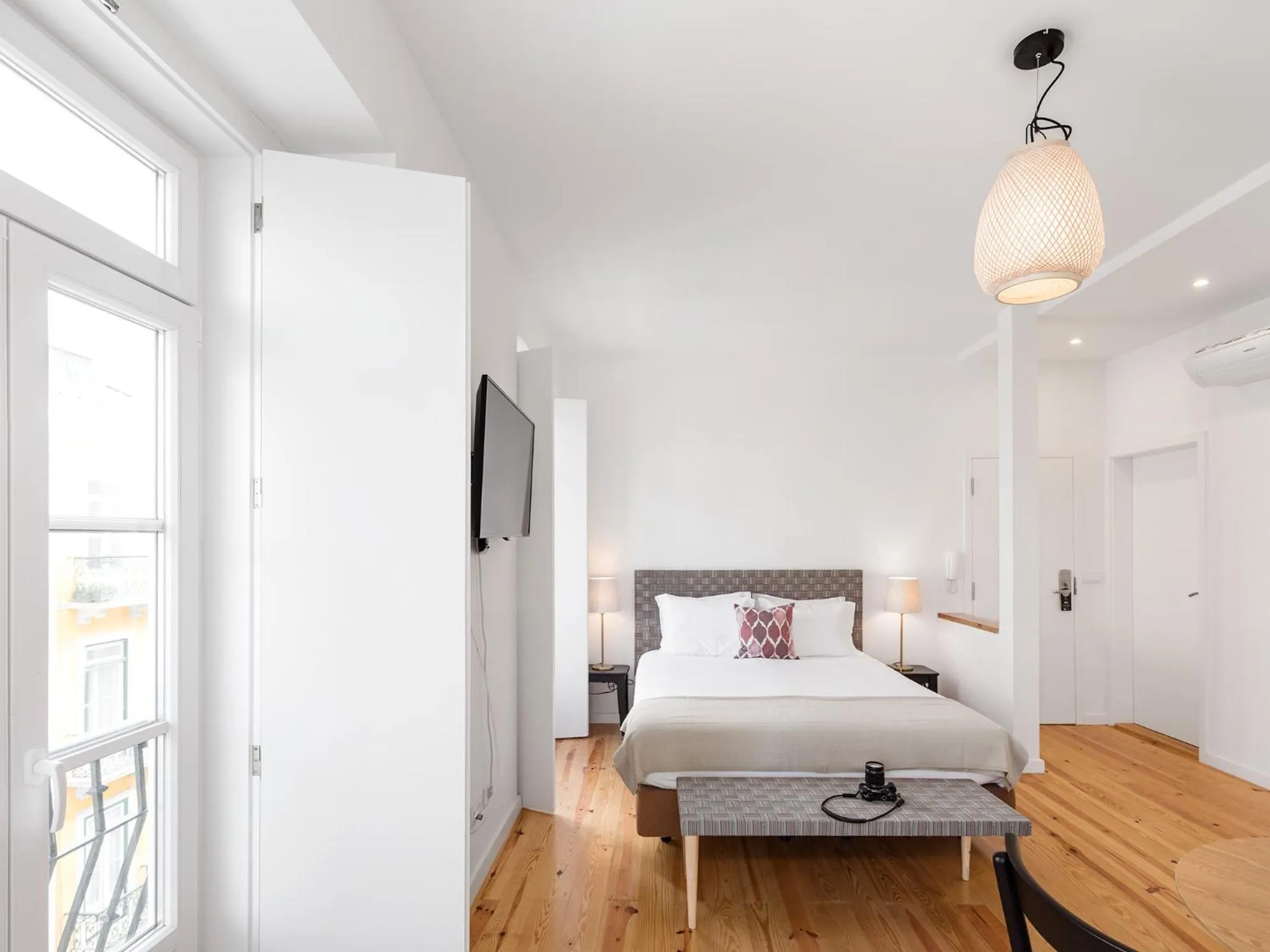 Bathroom, Bed in Lisbon Serviced Apartments - Castelo S. Jorge