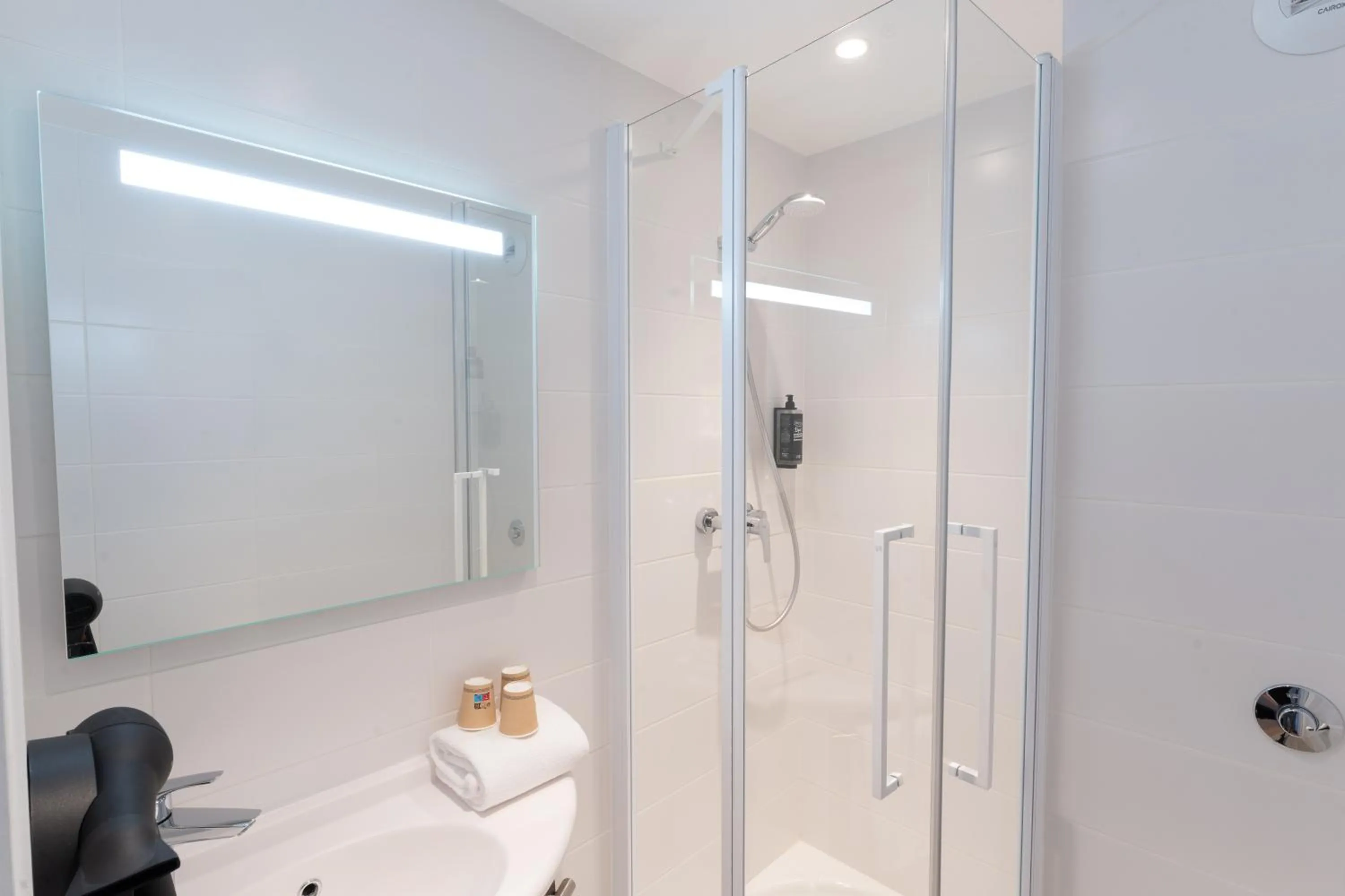 Shower in Hotel Ibis Budget Rennes Cesson