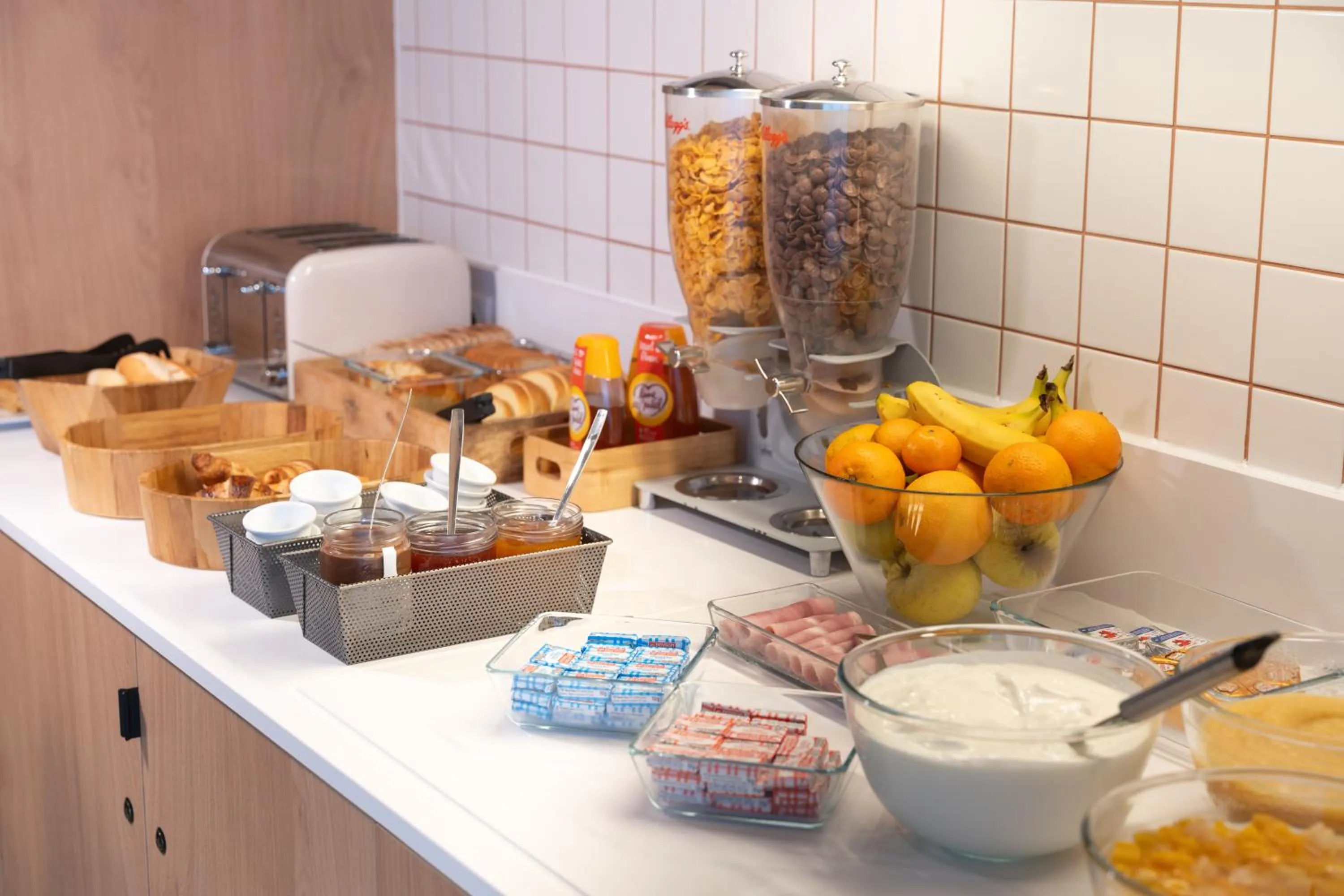 Buffet breakfast in Hotel Ibis Budget Rennes Cesson
