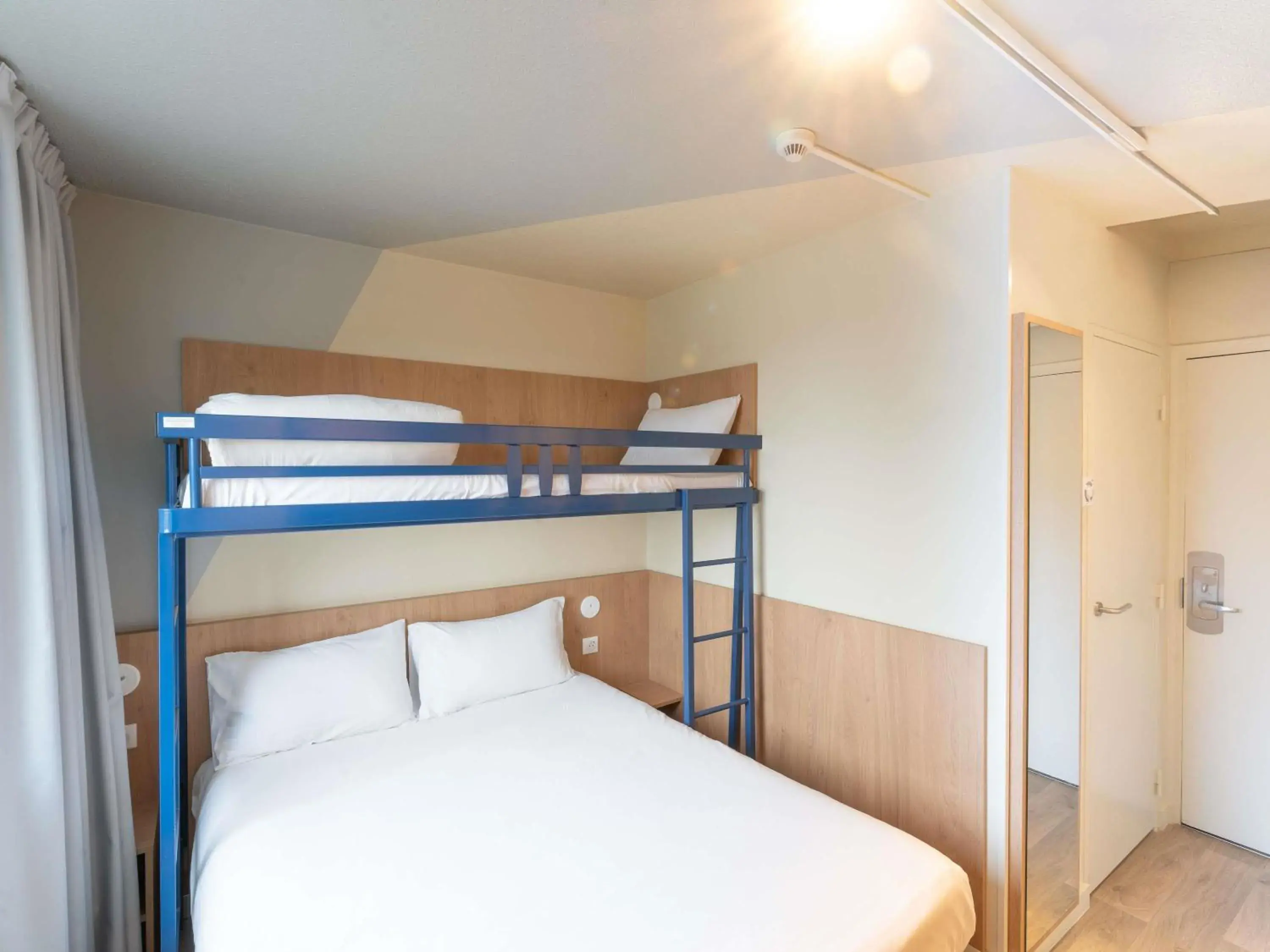 Double Room with Bunk Bed in Hotel Ibis Budget Rennes Cesson Double Room with Bunk Bed in Hotel Ibis Budget Rennes Cesson