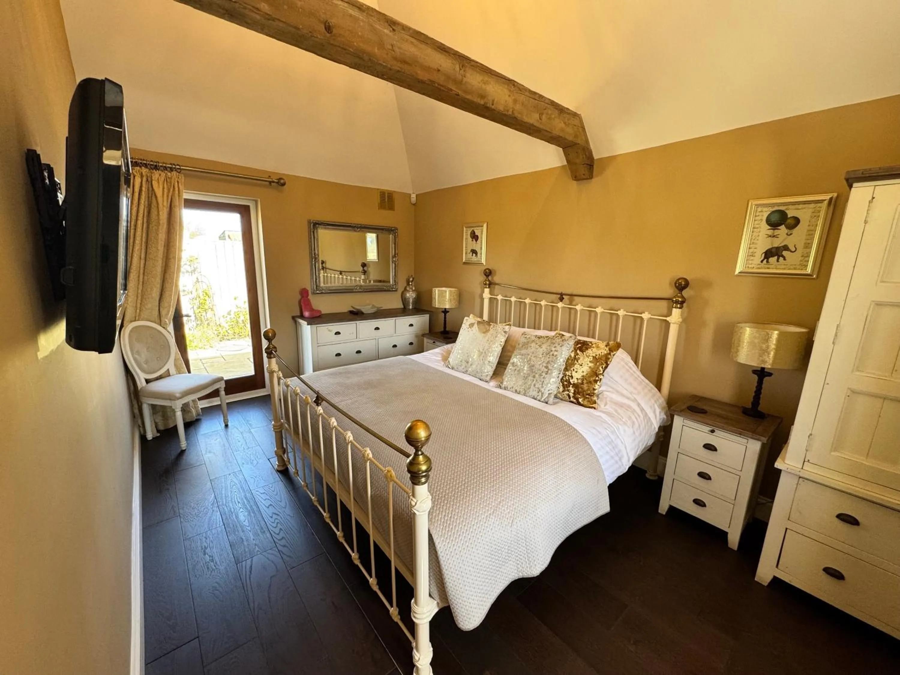 Photo of the whole room, Bed in The Bowl Inn