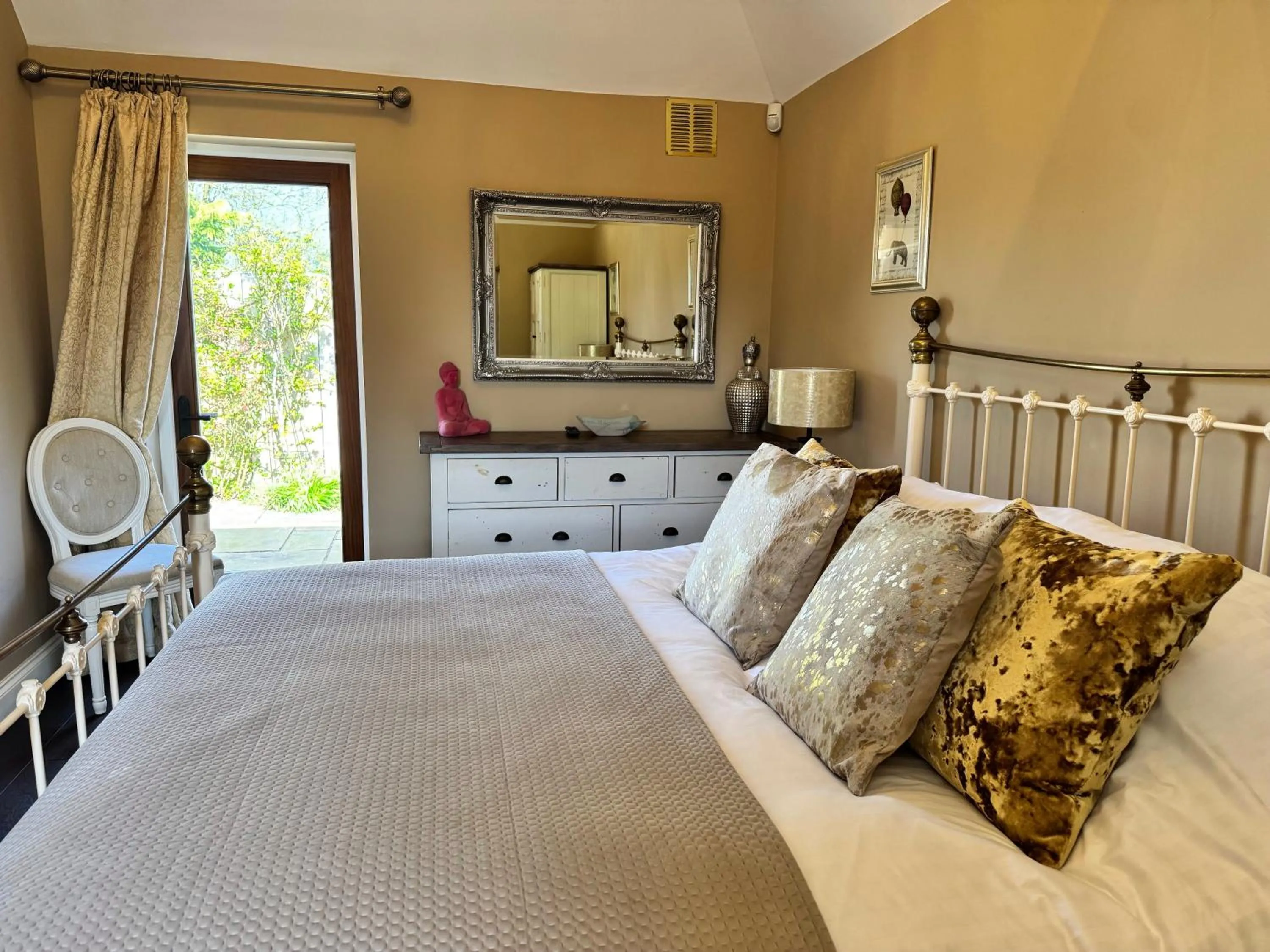 Bedroom, Bed in The Bowl Inn