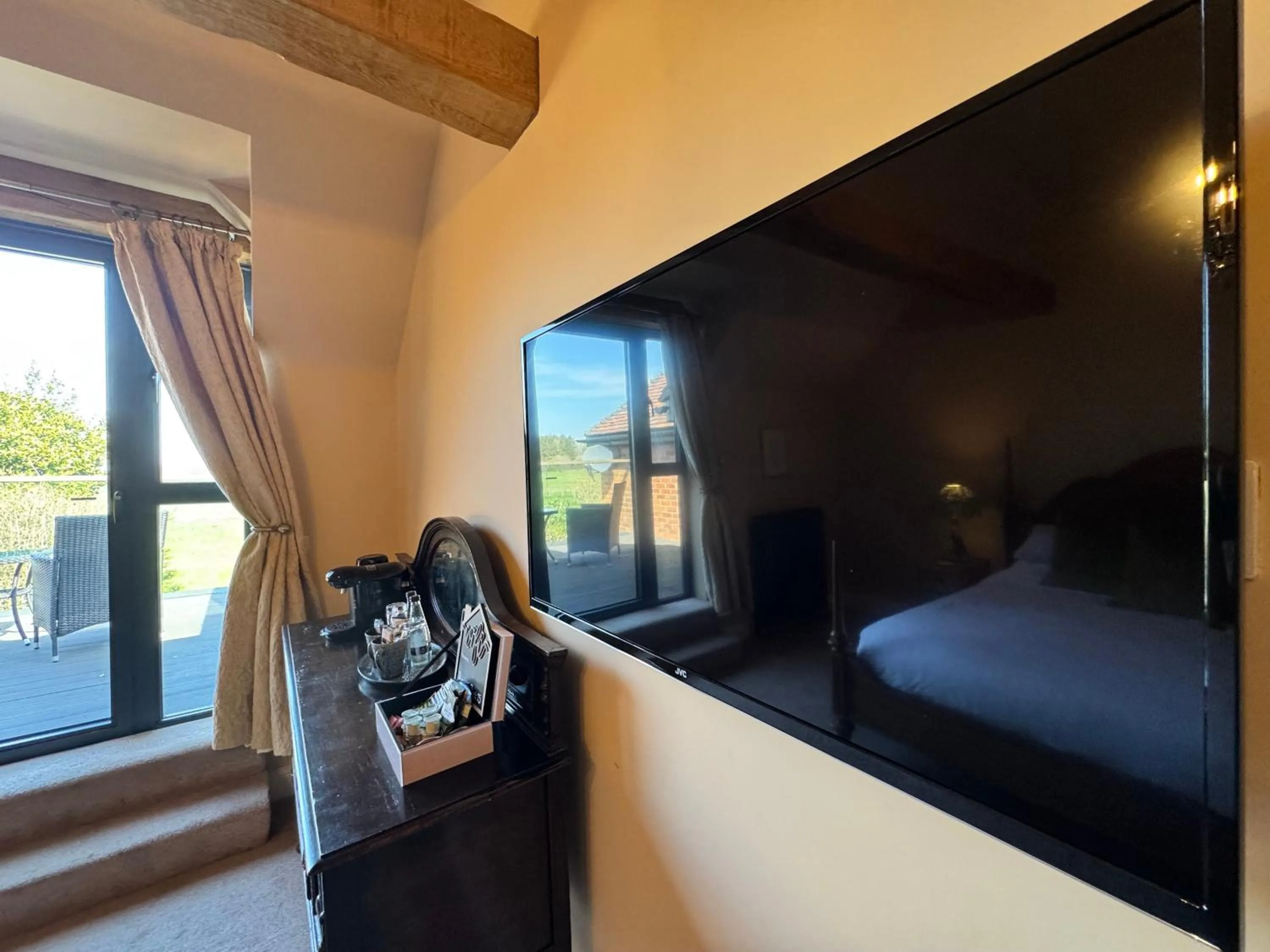 TV and multimedia, Bed in The Bowl Inn