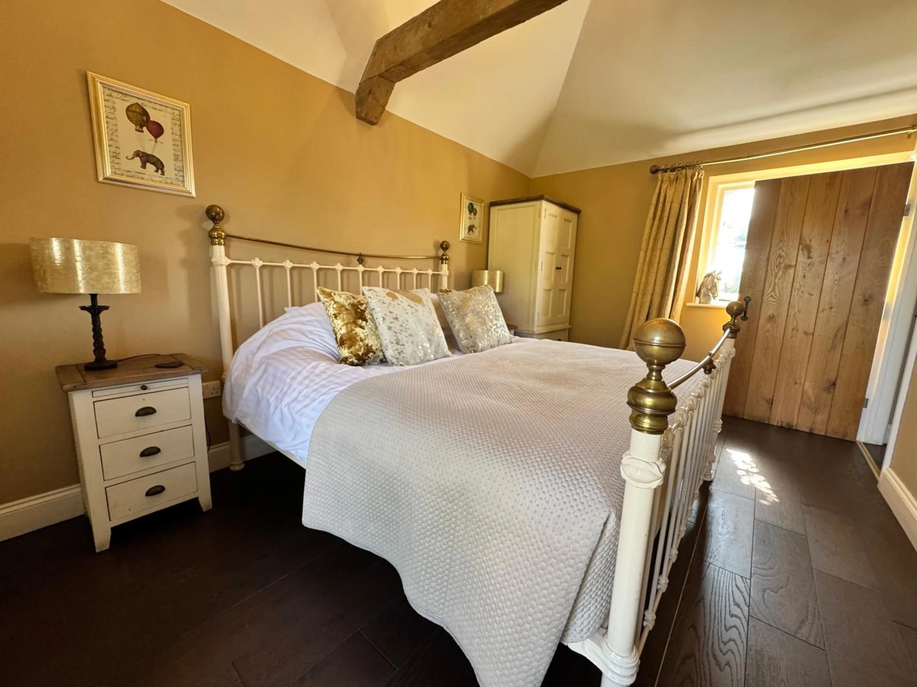 Photo of the whole room, Bed in The Bowl Inn