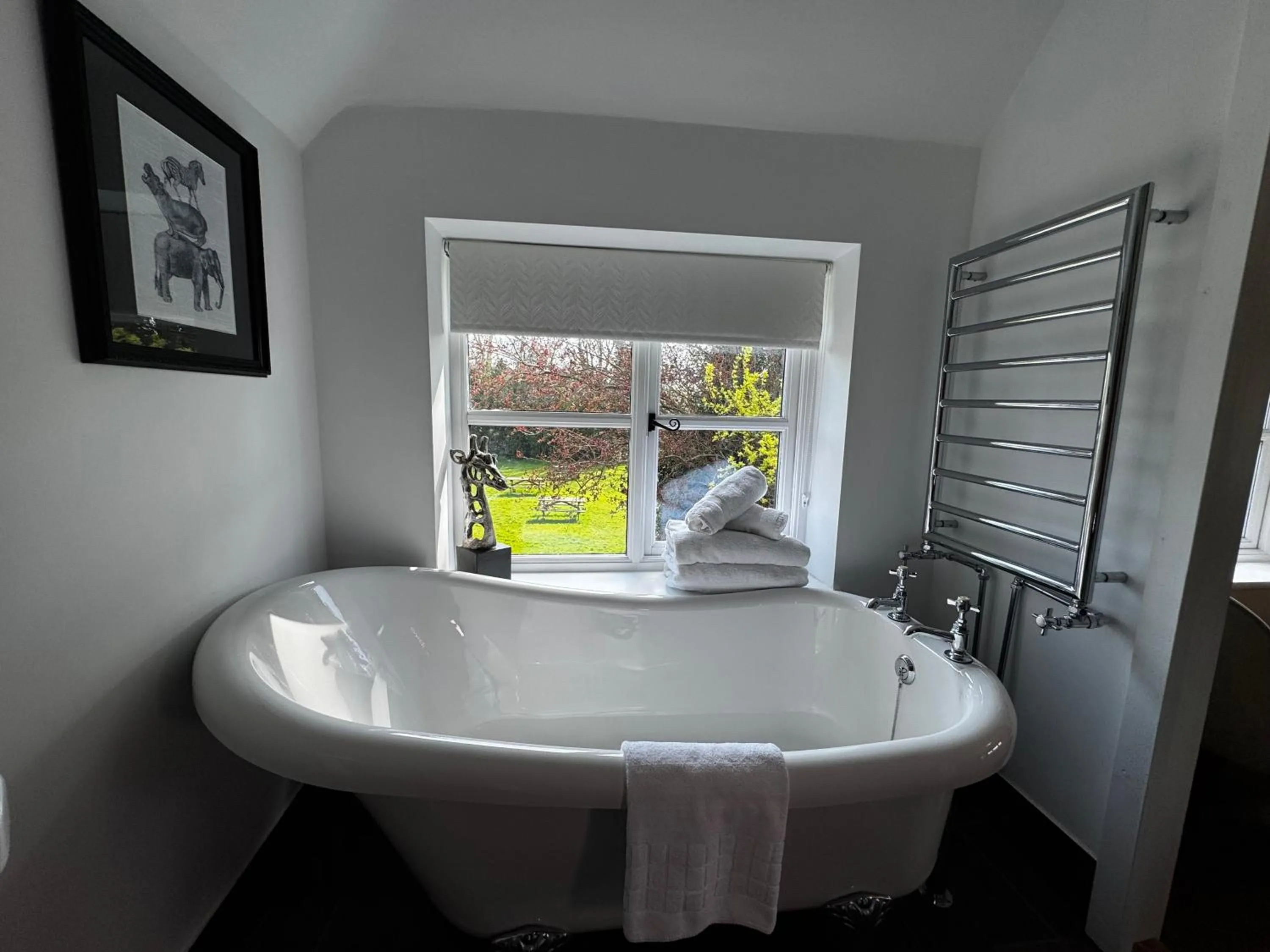 Bathroom, Bed in The Bowl Inn