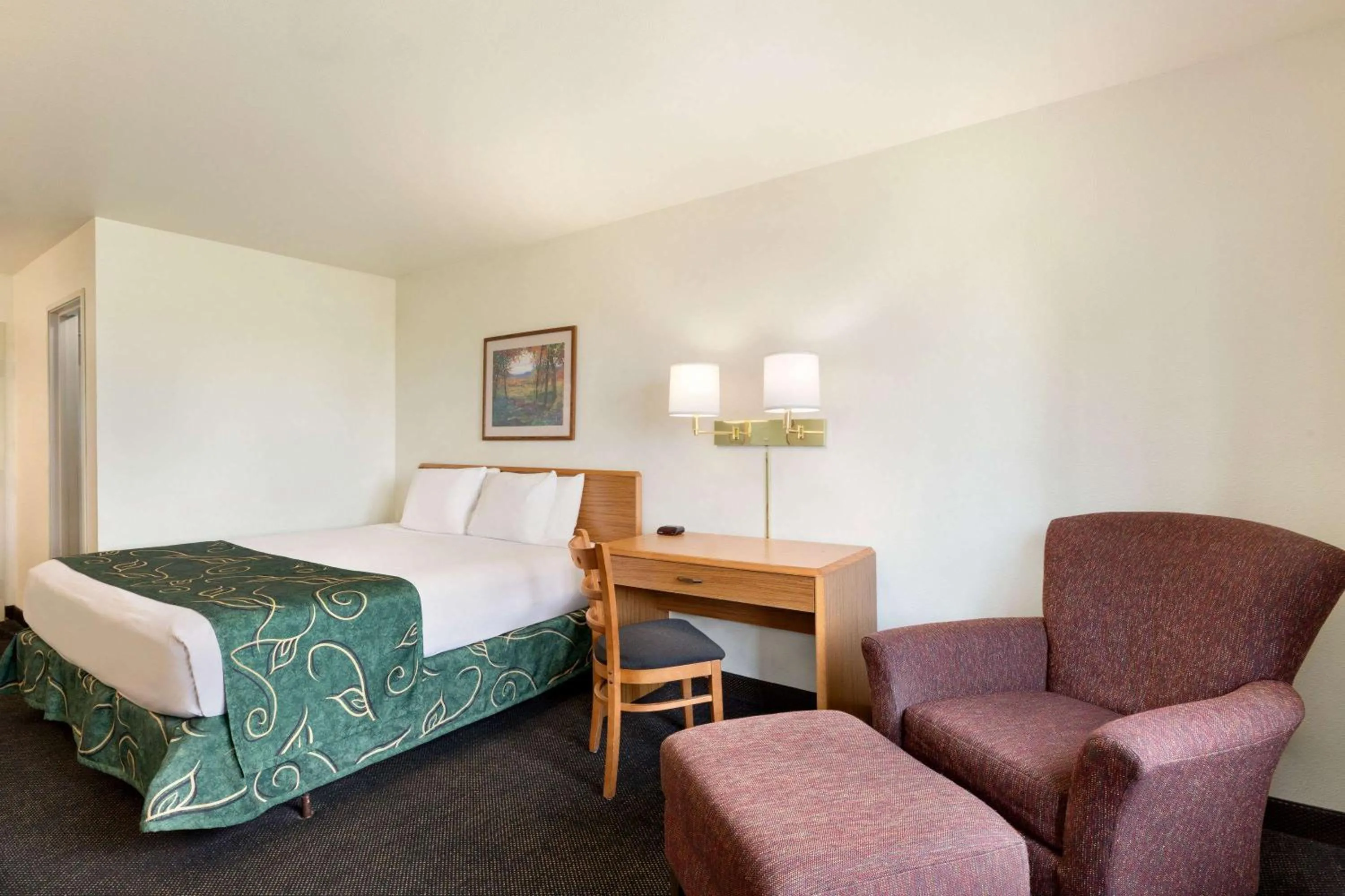 Photo of the whole room, Bed in Travelodge by Wyndham Sharon Springs