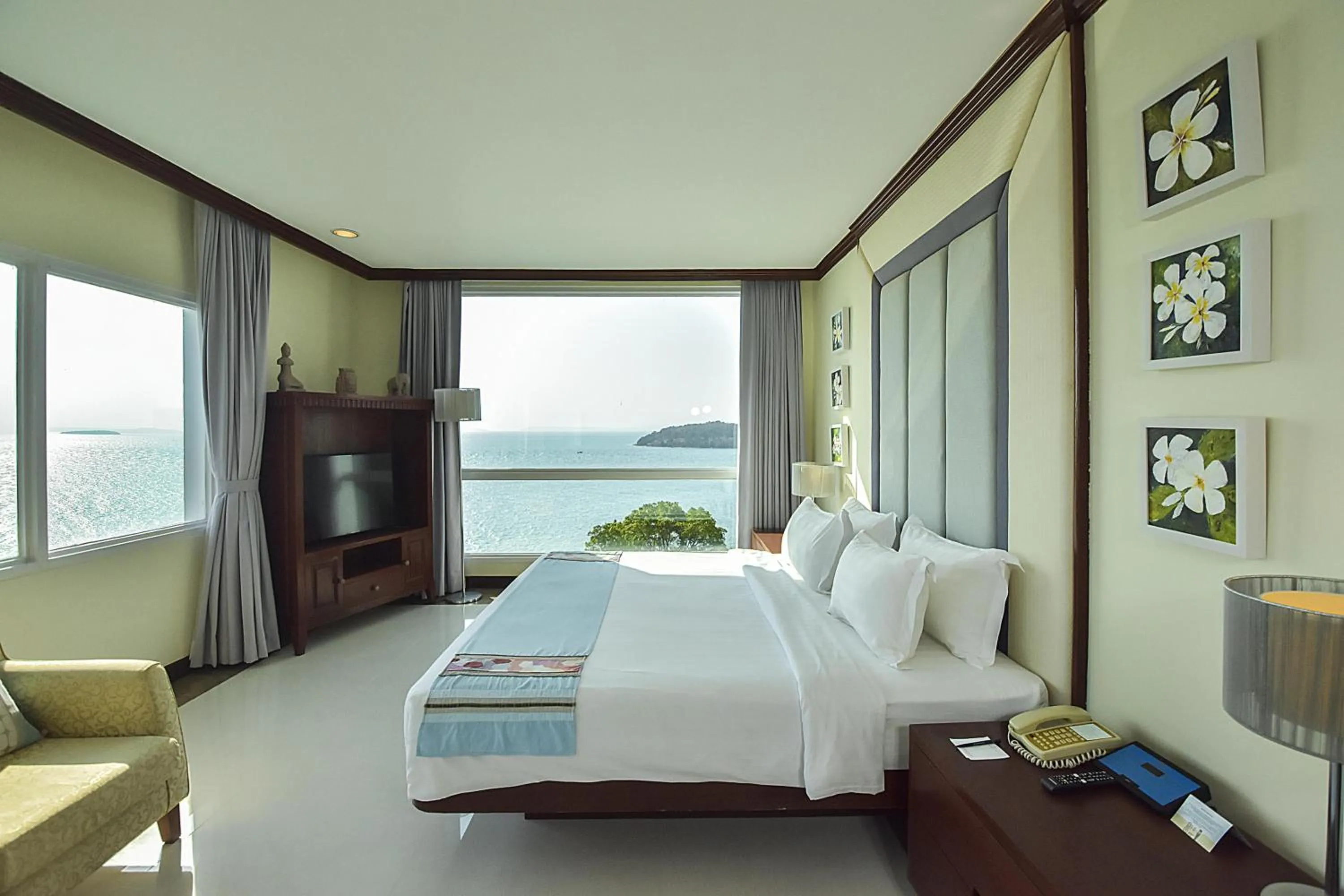 Bed in Independence Hotel Resort & Spa