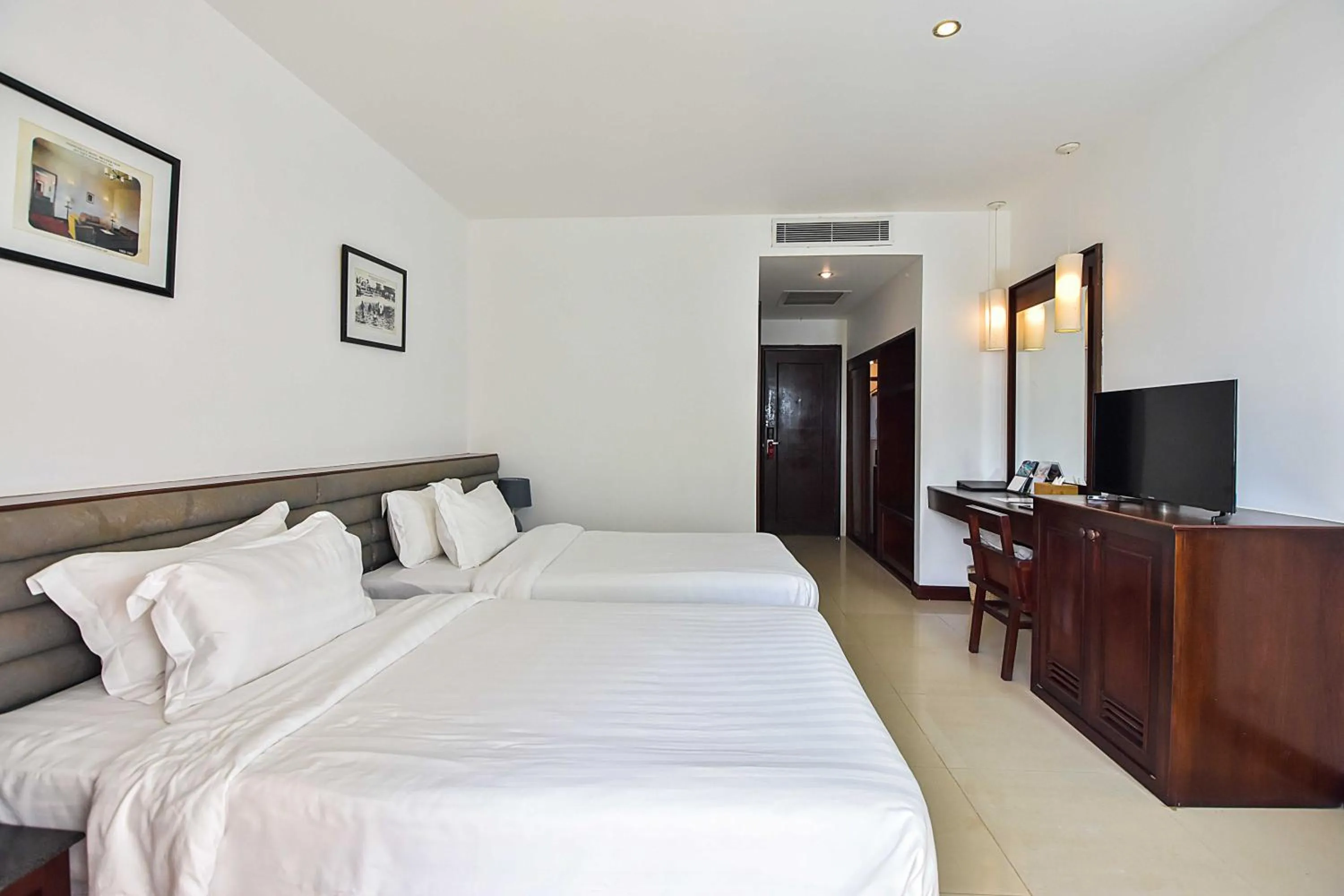 Photo of the whole room, Bed in Independence Hotel Resort & Spa