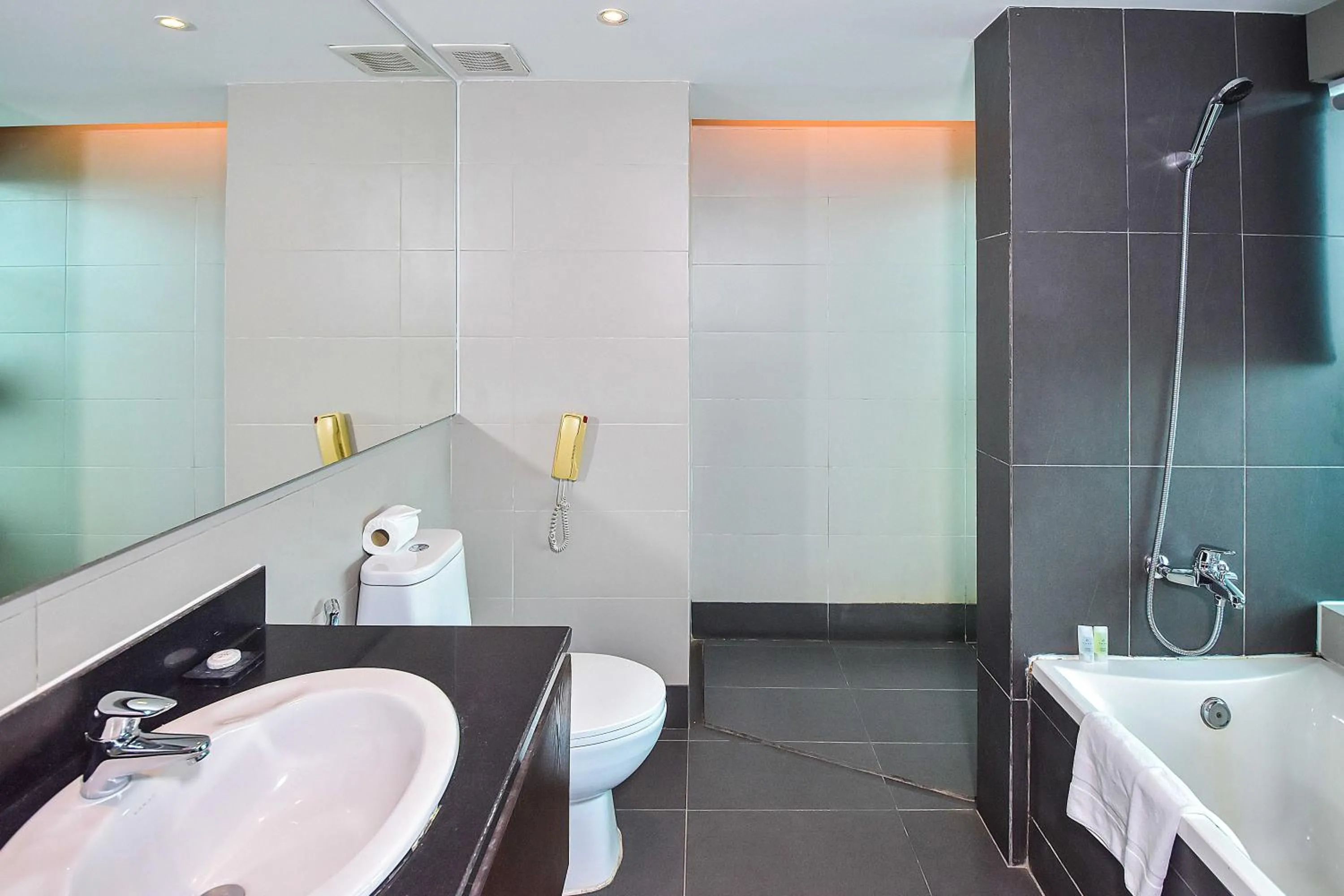 Bathroom in Independence Hotel Resort & Spa