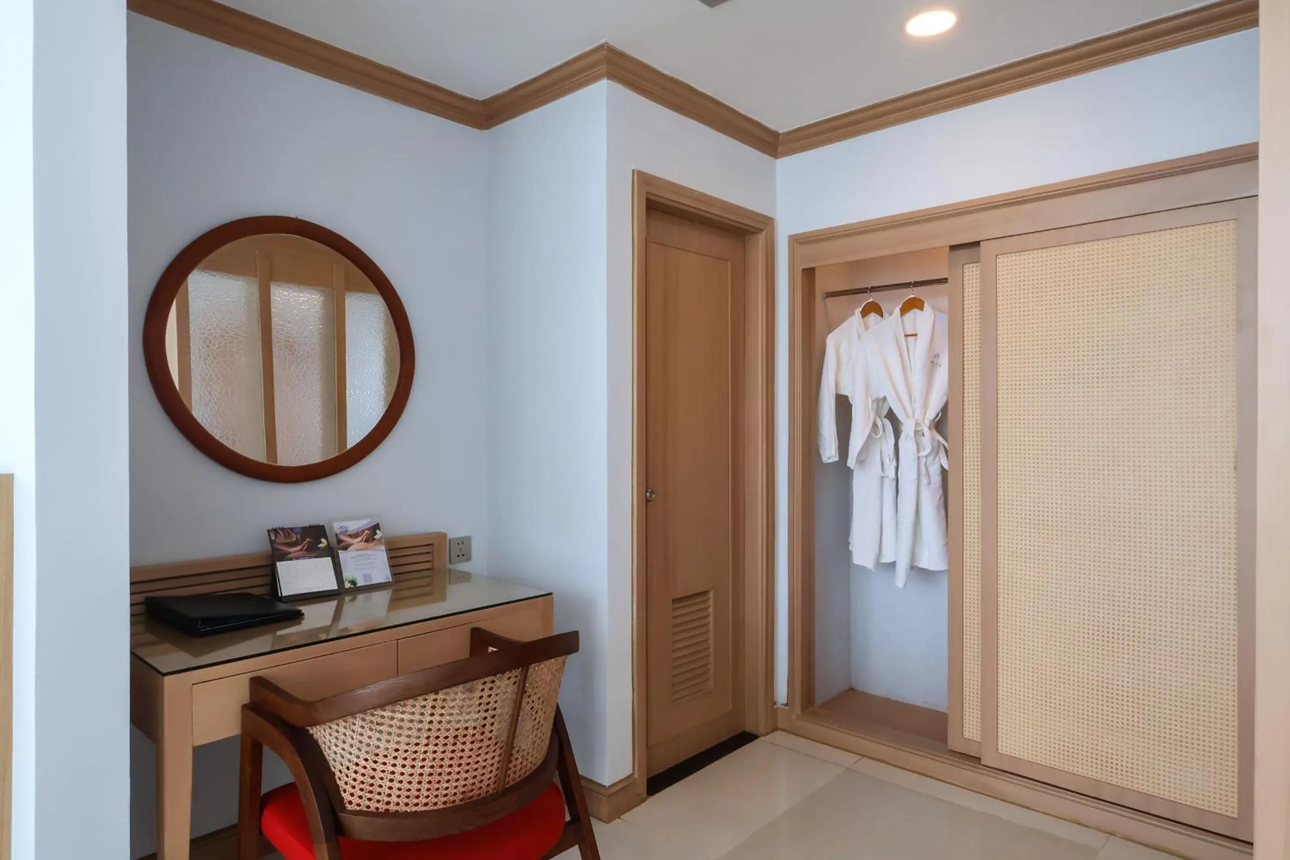 Library in Independence Hotel Resort & Spa