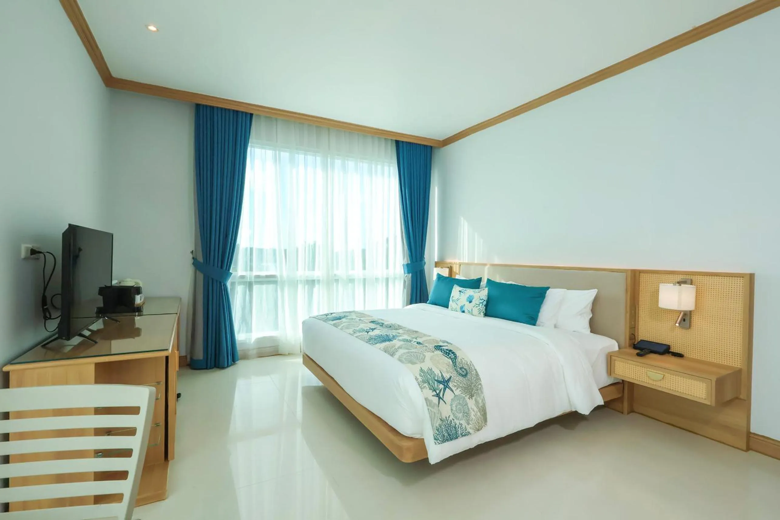 Property building, Bed in Independence Hotel Resort & Spa