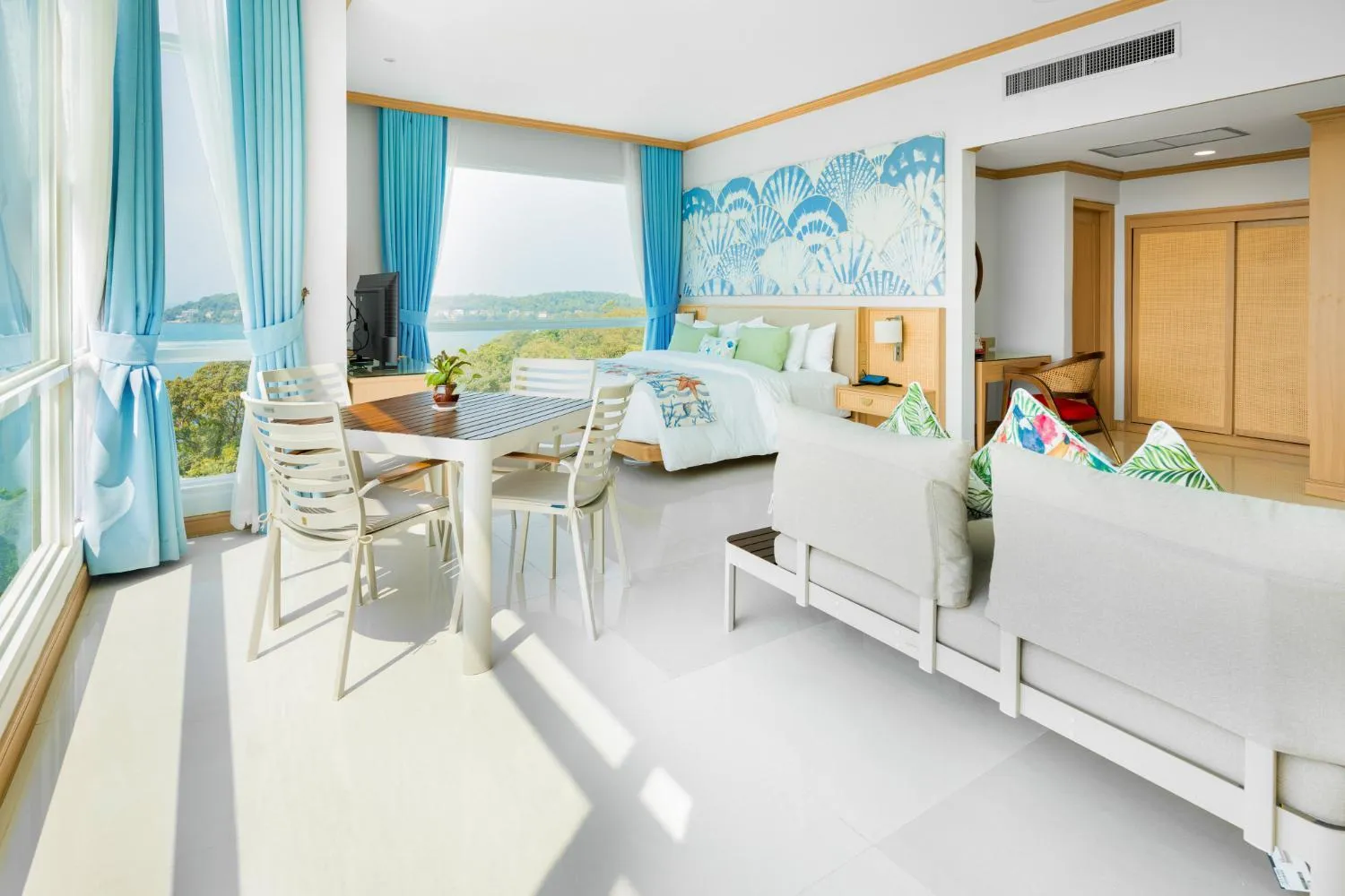 Bed in Independence Hotel Resort & Spa