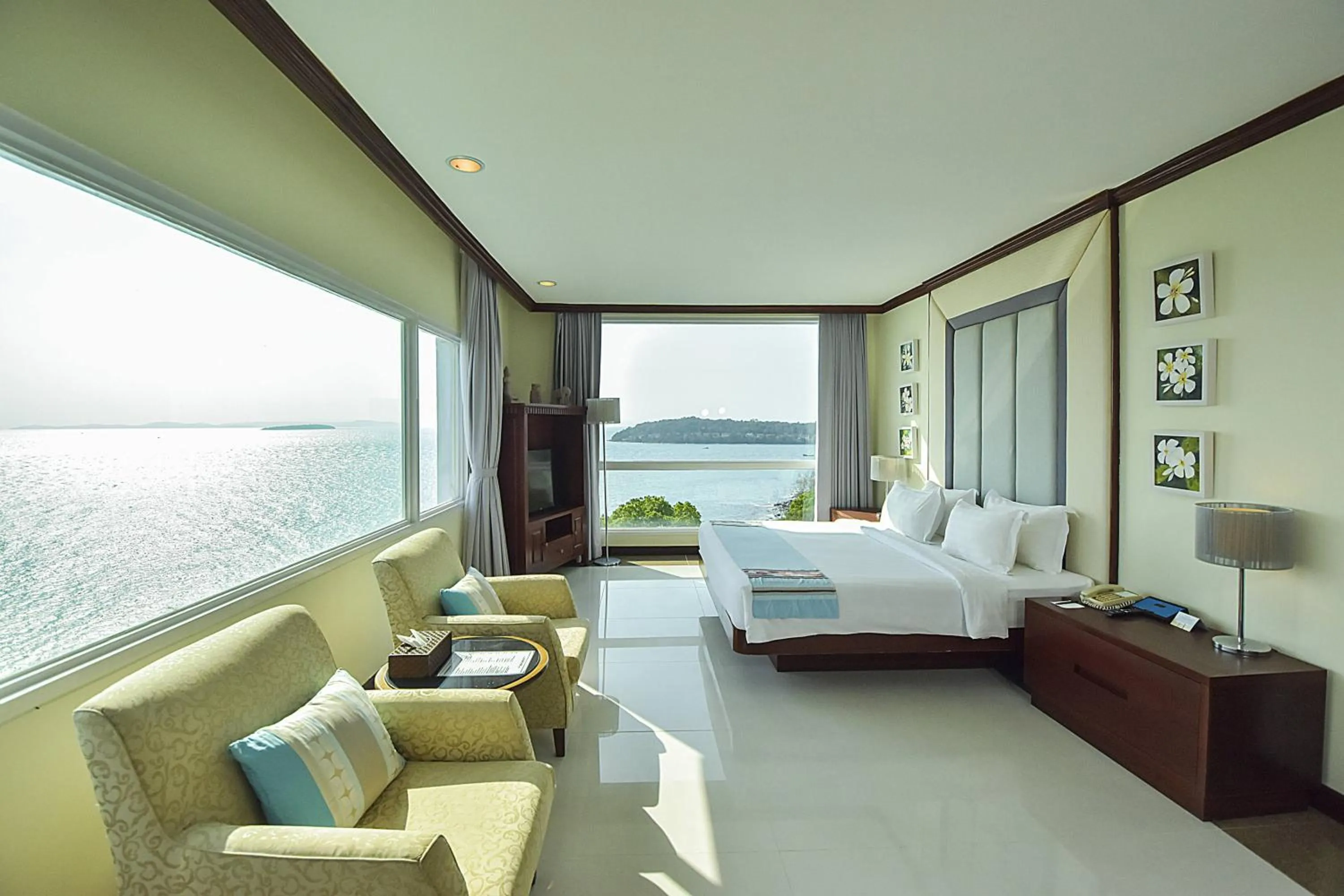 Bed in Independence Hotel Resort & Spa