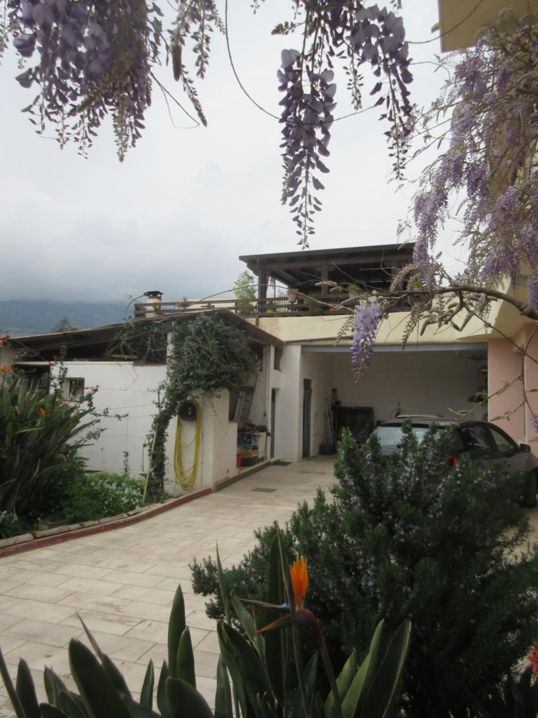 Inner courtyard view in Su Pasu B&B