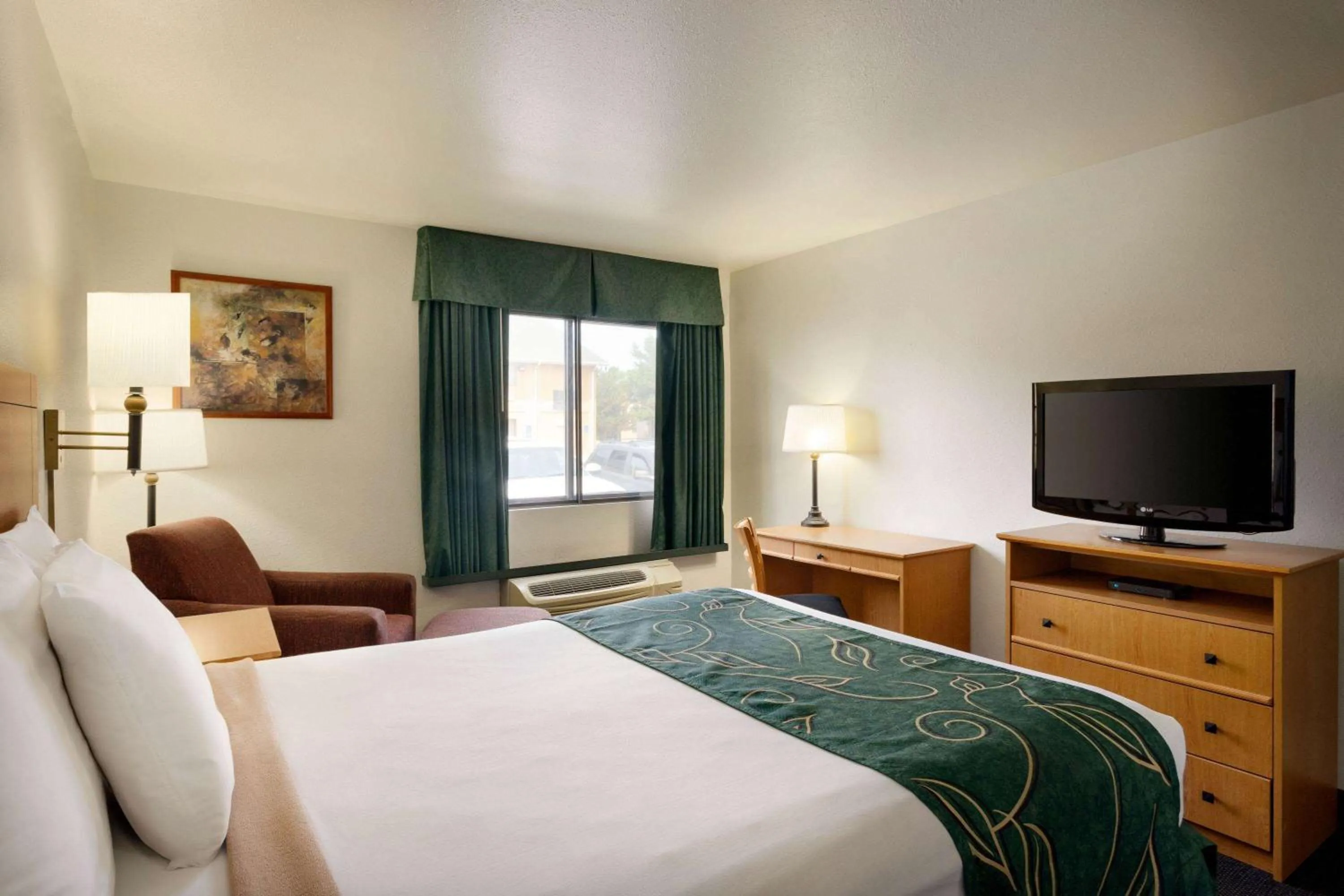 Photo of the whole room, Bed in Travelodge by Wyndham Marysville